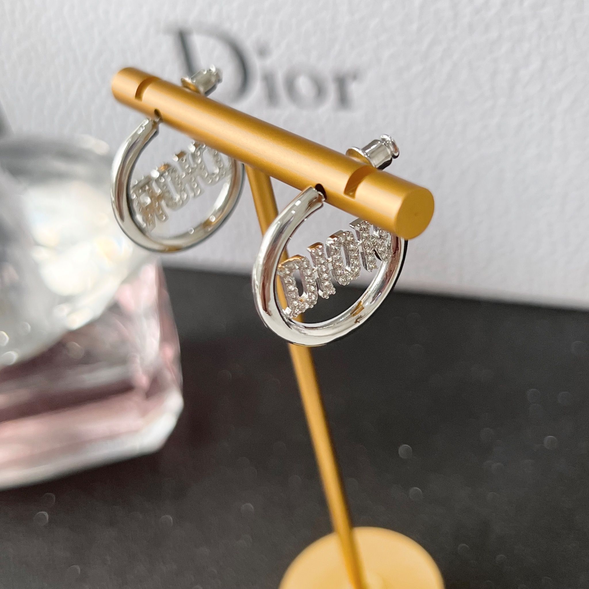 Bông Tai Dior Màu Trắng Pha Lê (AO)
