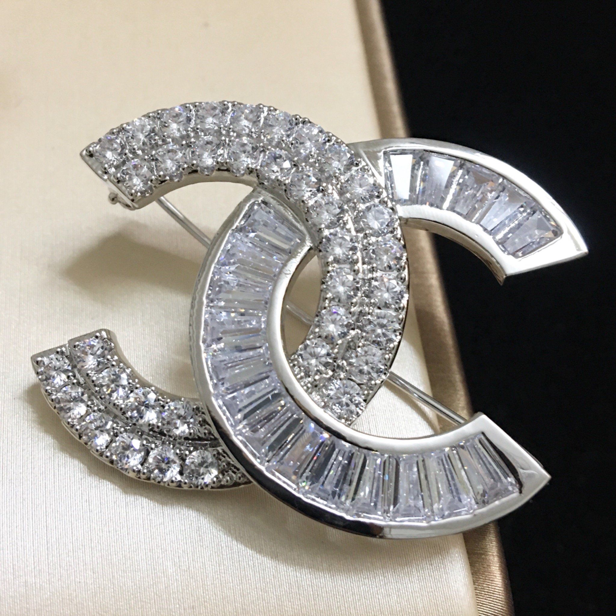 Bộ Trang Sức Chanel Trắng - Cài Áo & Bông Tai Pha Lê (AH)