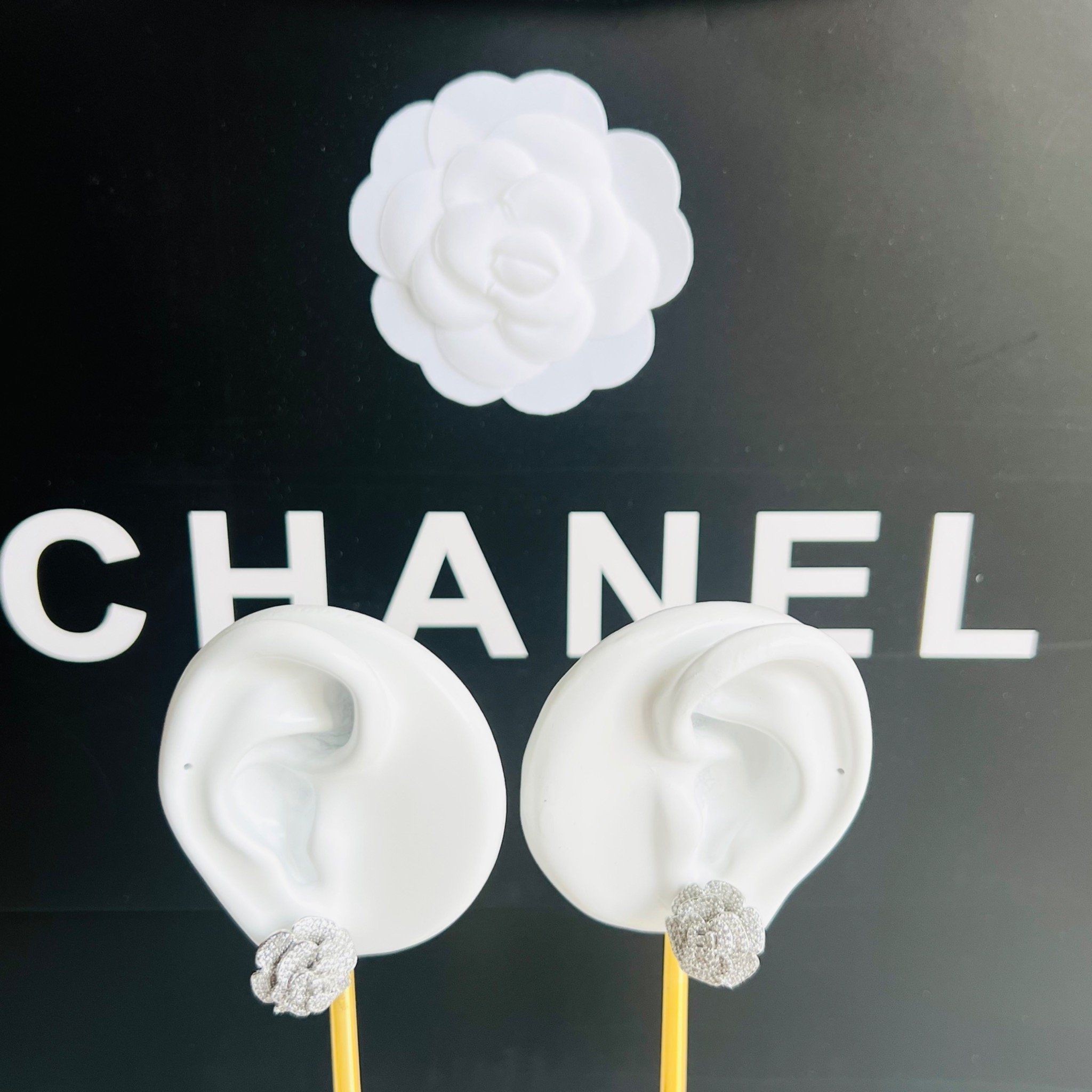 Bộ Trang Sức Hoa Trà Chanel Trắng - Cài Áo & Bông Tai Pha Lê (AJ)