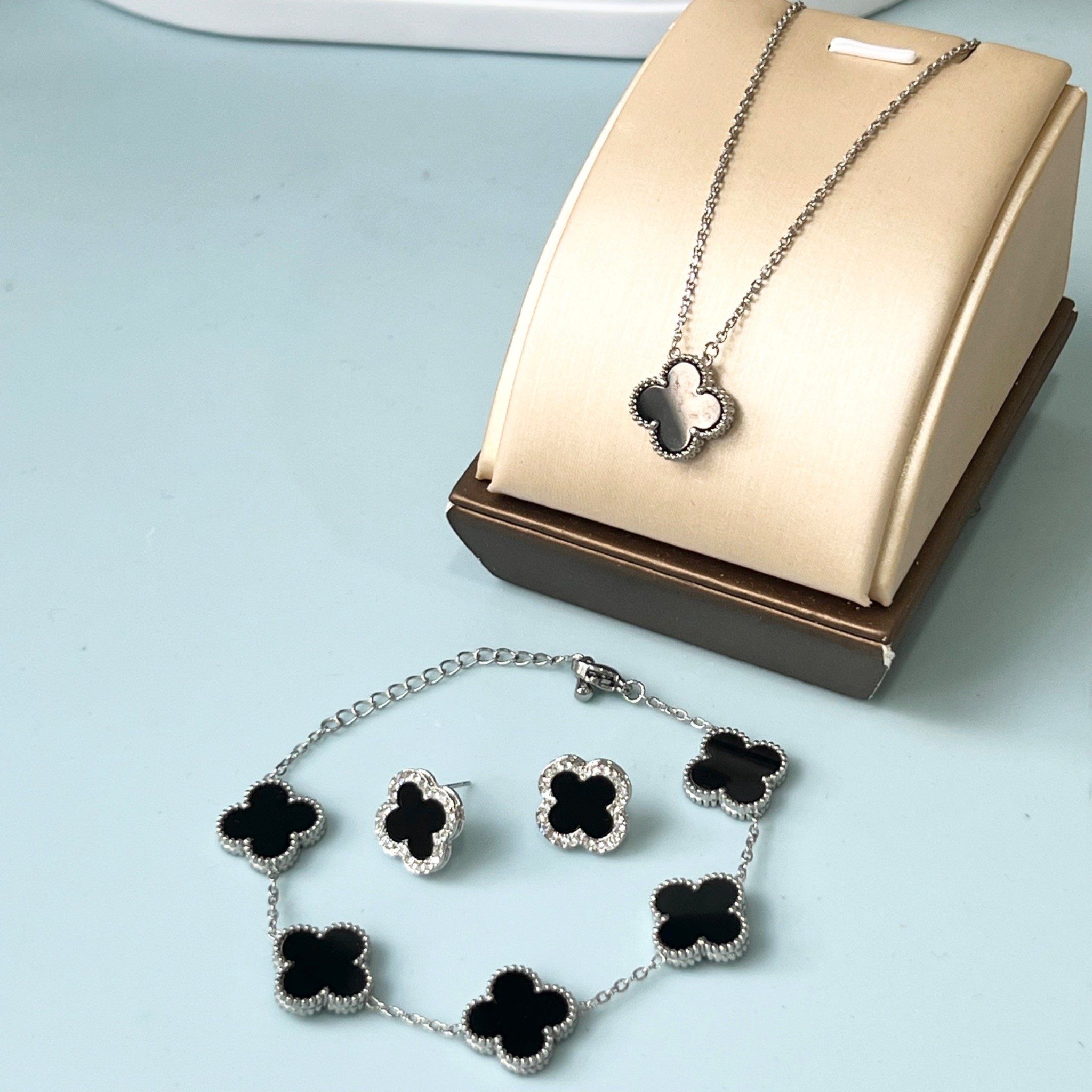 Bộ Trang Sức Cỏ 4 Lá May Mắn Vàng Đen Size 1,5cm - Dây Chuyền, Vòng Tay & Bông Tai Pha Lê (AO)