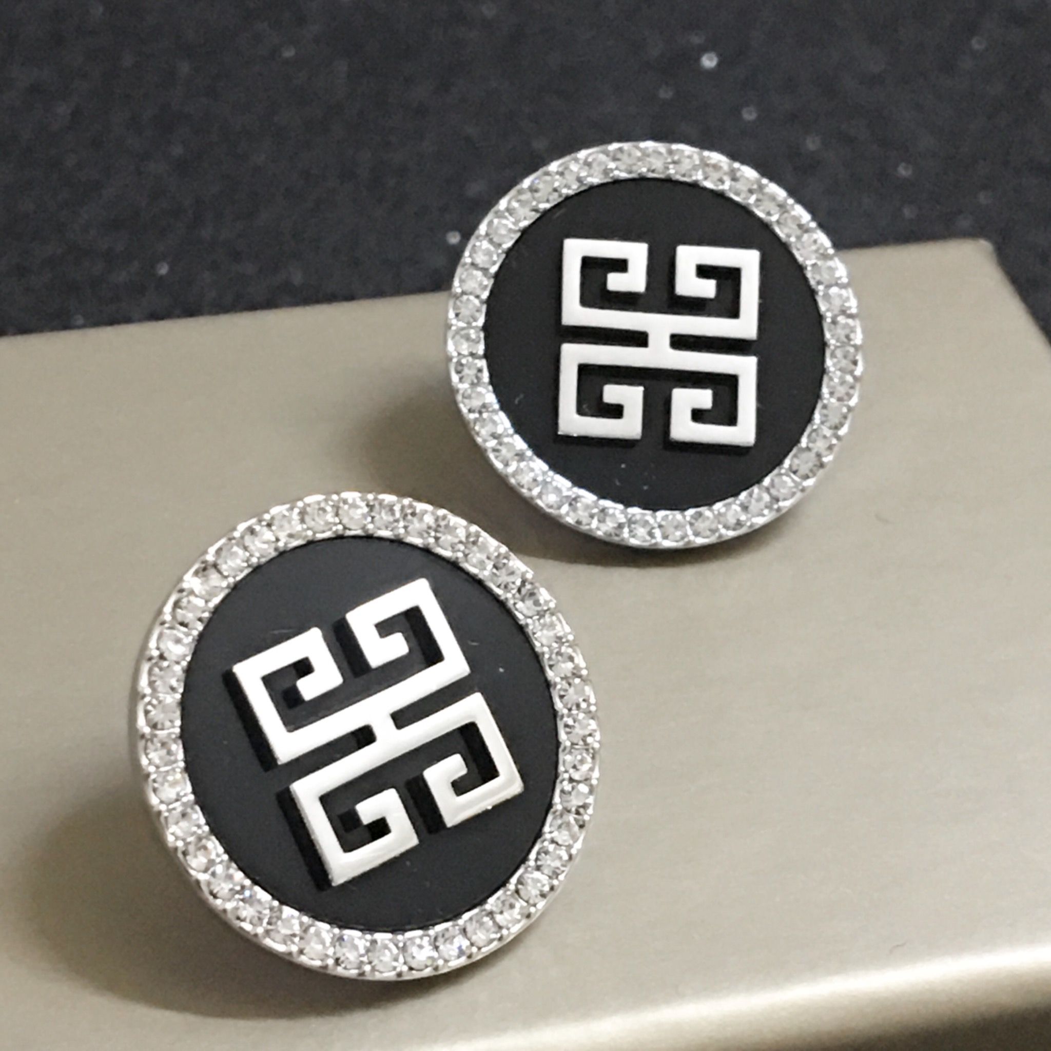 BÔNG TAI GIVENCHY BẢN TO CÁ TÍNH PHA LÊ (AA)