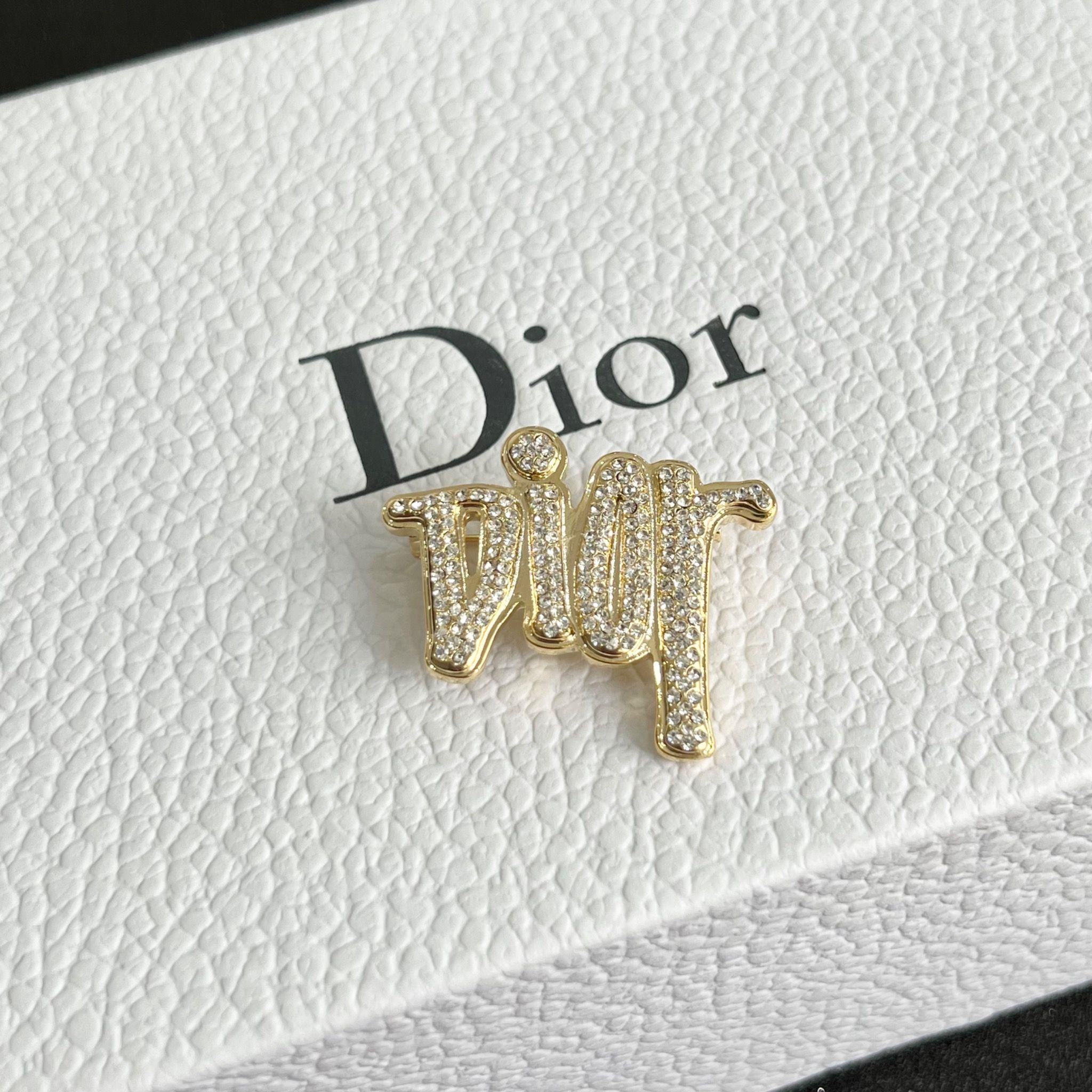 Cài Áo Dior Màu Vàng Pha Lê Trắng (AV)