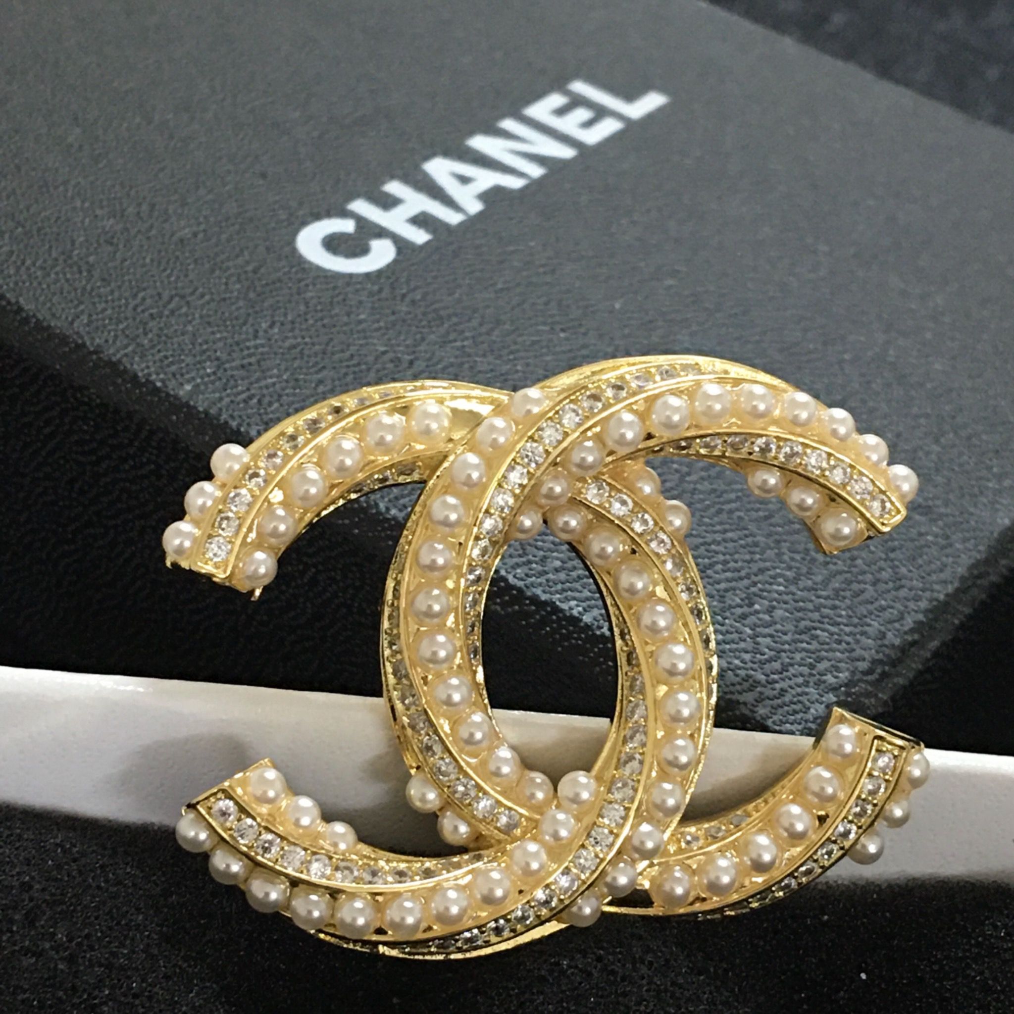 Cài Áo - Chanel Màu Vàng Ngọc Trai & Pha Lê Trắng (AZ)