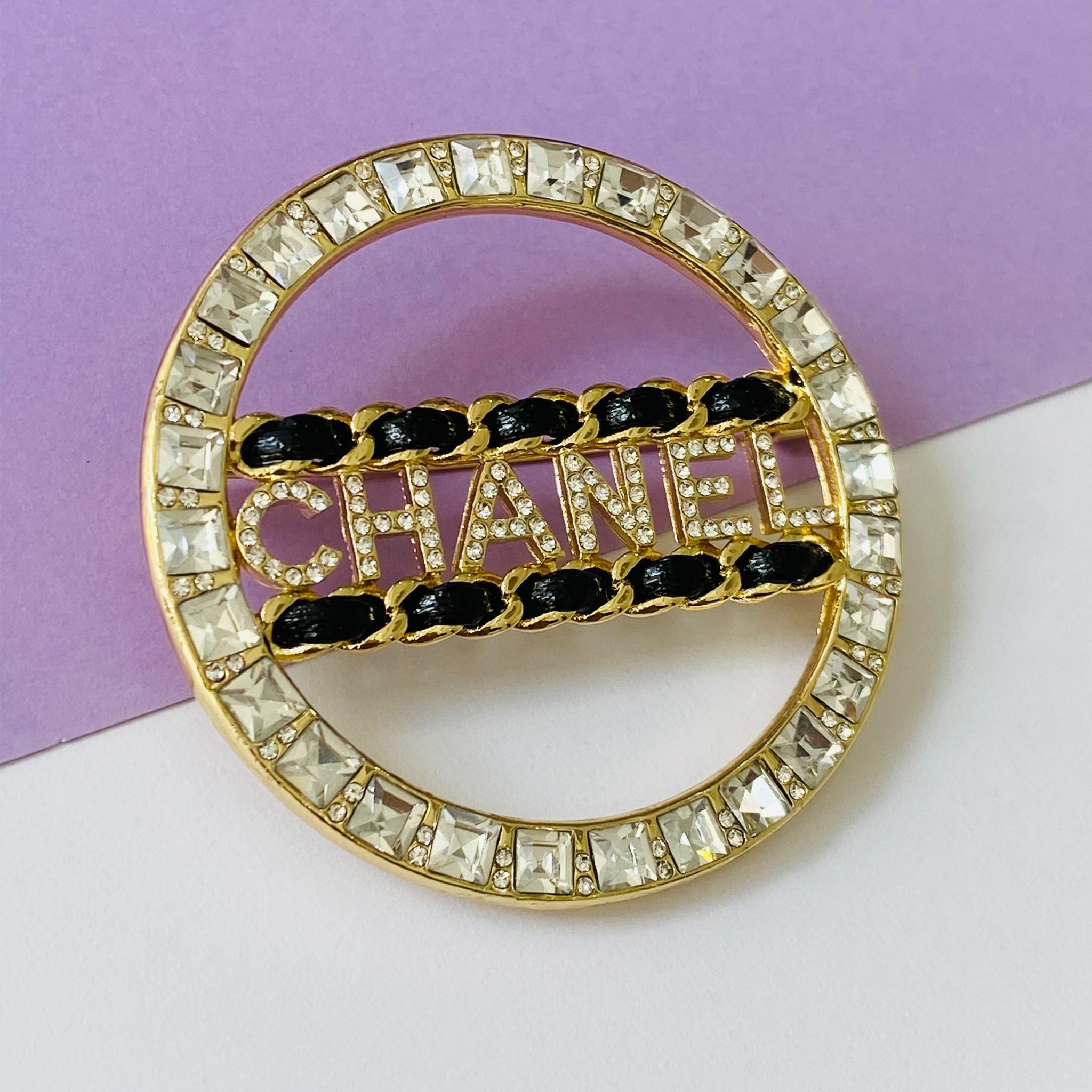 Cài Áo Nam, Nữ - Chanel Màu Vàng Bản To Pha Lê Trắng (BS)