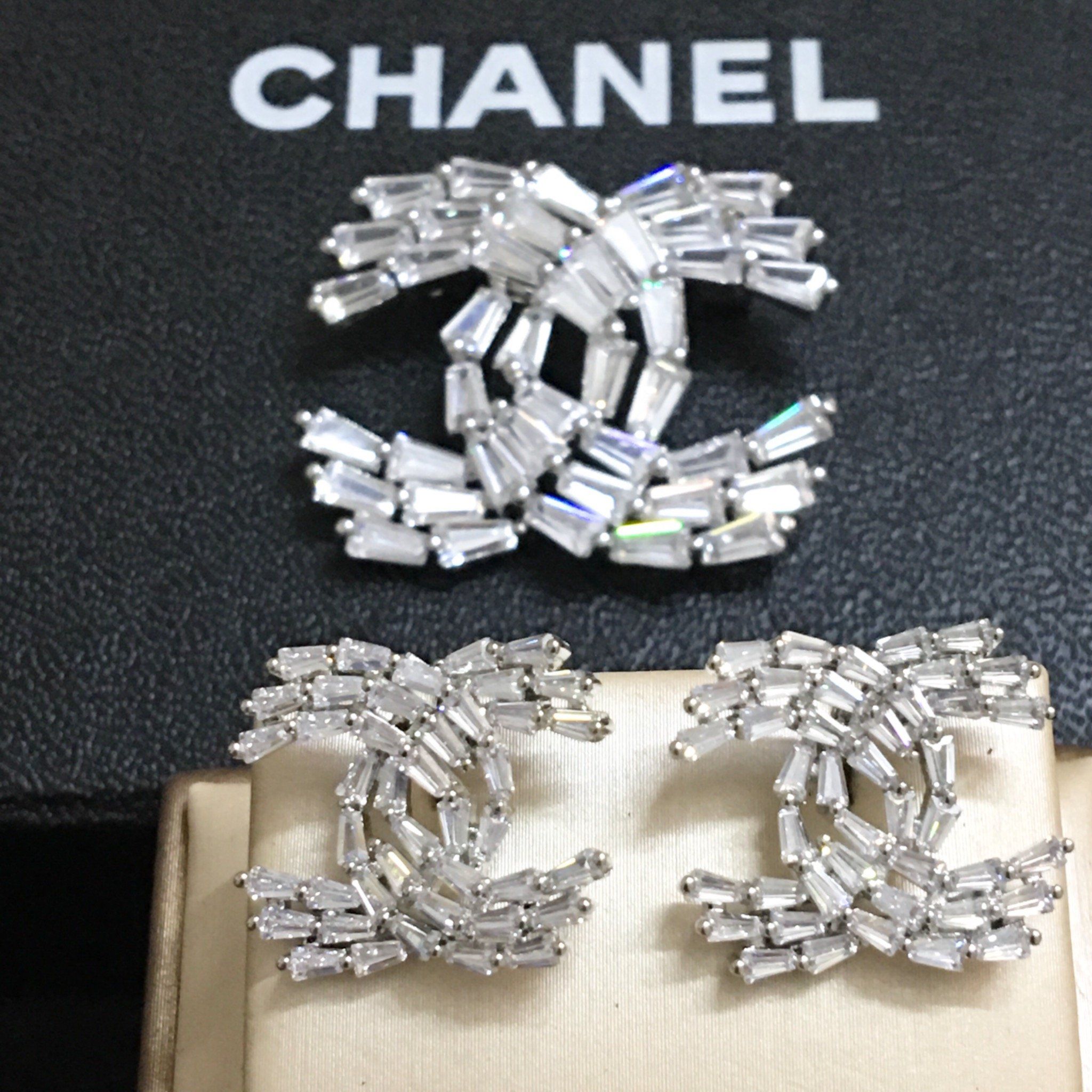 Bộ Trang Sức Chanel Trắng - Cài Áo & Bông Tai Pha Lê (AG)