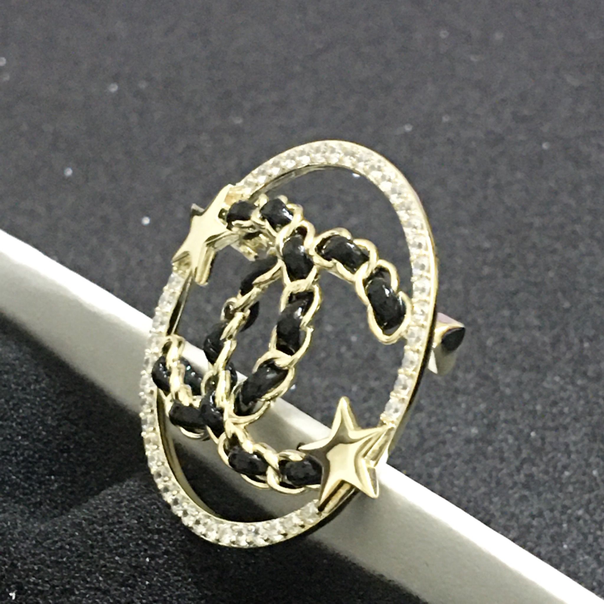 Cài Áo Nam, Nữ - Chanel Màu Vàng Pha Lê Trắng (AU)