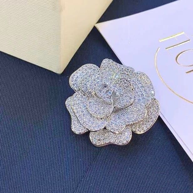 Bộ Trang Sức Hoa Trà Chanel Trắng - Cài Áo & Bông Tai Pha Lê (AJ)