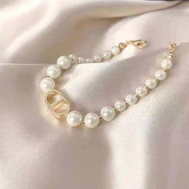 Vòng Tay Dior Màu Vàng Ngọc Trai Trắng Quý Phái (AA)
