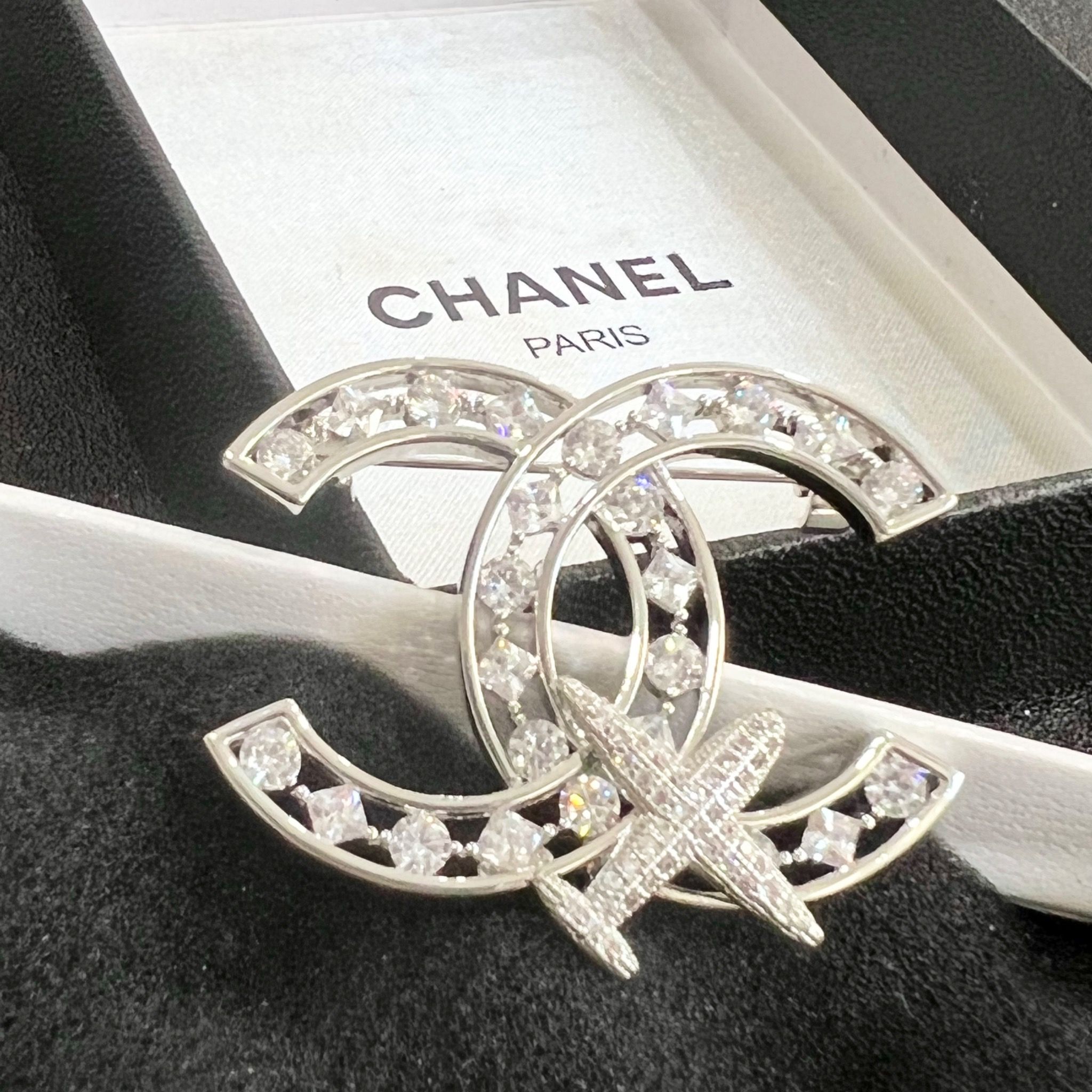 Cài Áo Chanel Máy Bay Màu Trắng Pha Lê (CO)