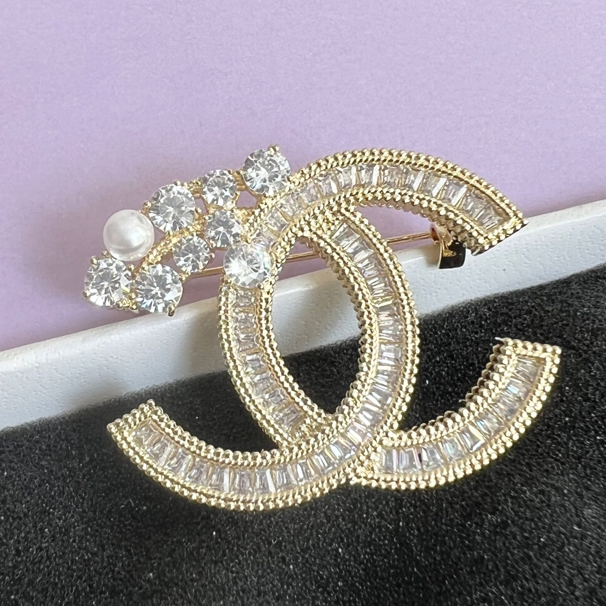 Cài Áo Nam, Nữ - Chanel Màu Vàng Ngọc Trai & Pha Lê Trắng (CF)