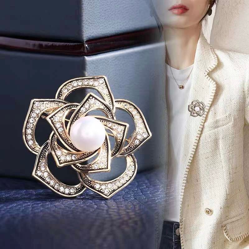 Cài Áo & Mặt Dây Chuyền - Cánh Hoa Chanel Ngọc Trai & Pha Lê (DA)