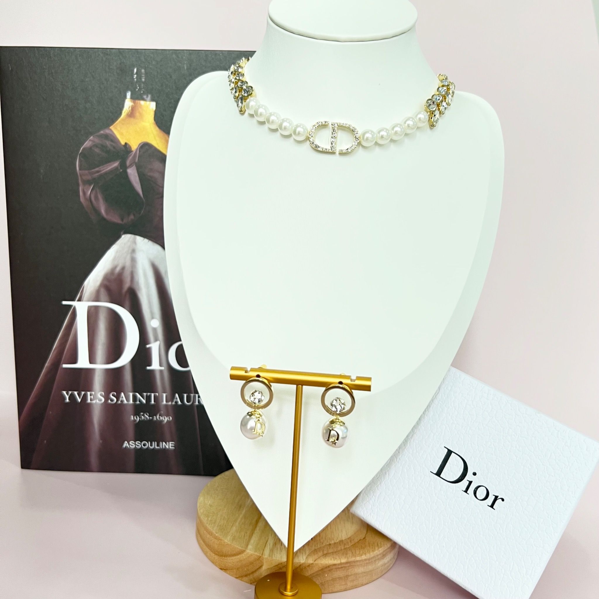 Bộ Trang Sức Dior Trắng - Vòng cổ Choker & Bông Tai Ngọc Trai, Pha Lê 6 Kiểu Đeo Quý Phái (AM)