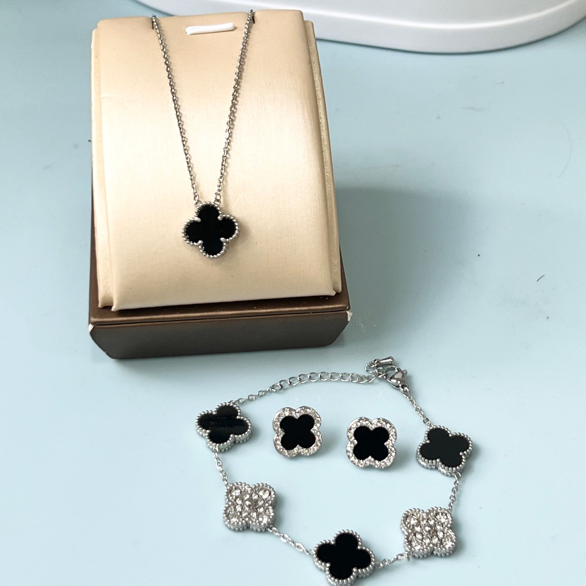 Bộ Trang Sức Cỏ 4 Lá May Mắn Vàng Đen Size 1,5cm - Dây Chuyền, Vòng Tay & Bông Tai Pha Lê (AO)