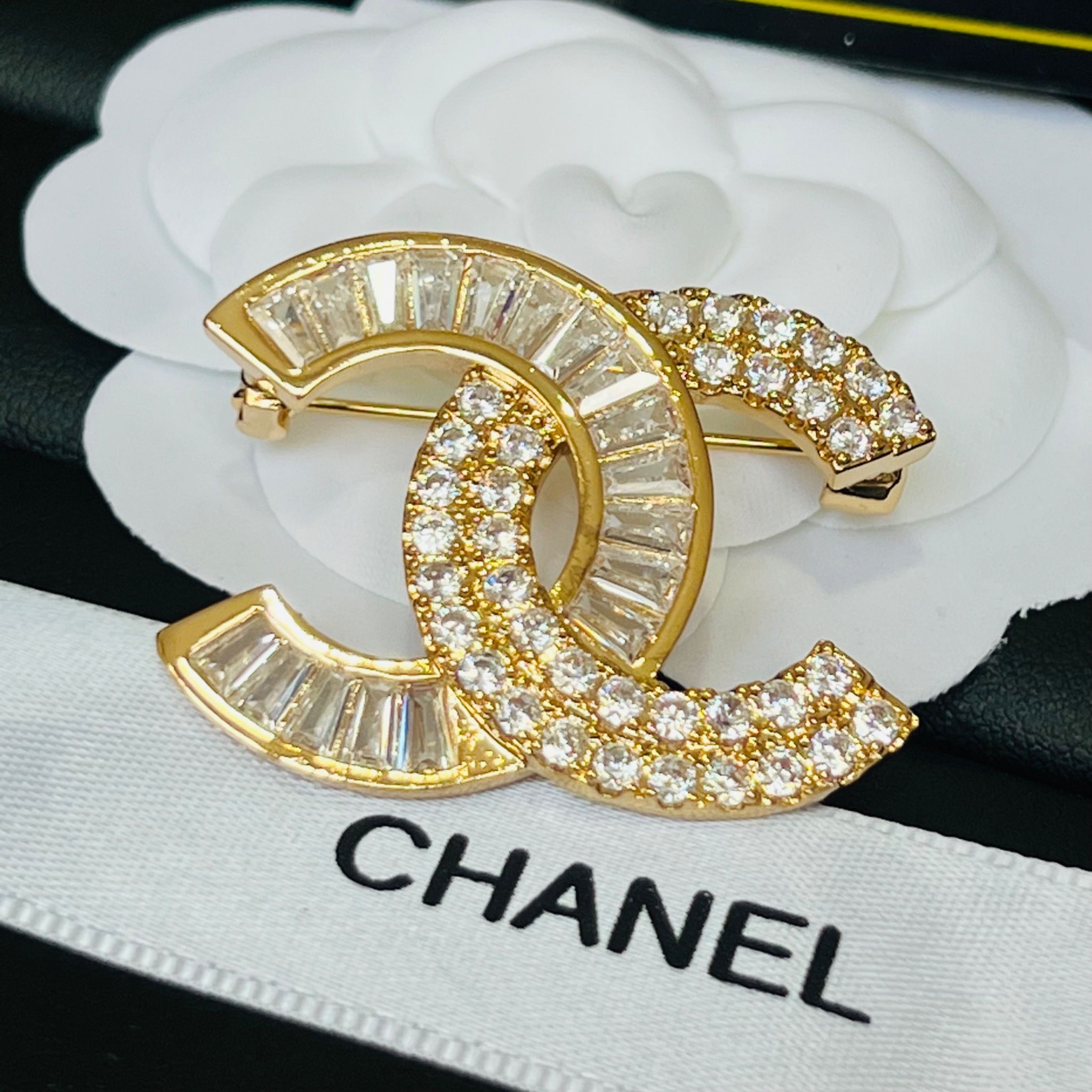 Cài Áo Chanel Màu Vàng Pha Lê Trắng (AR)