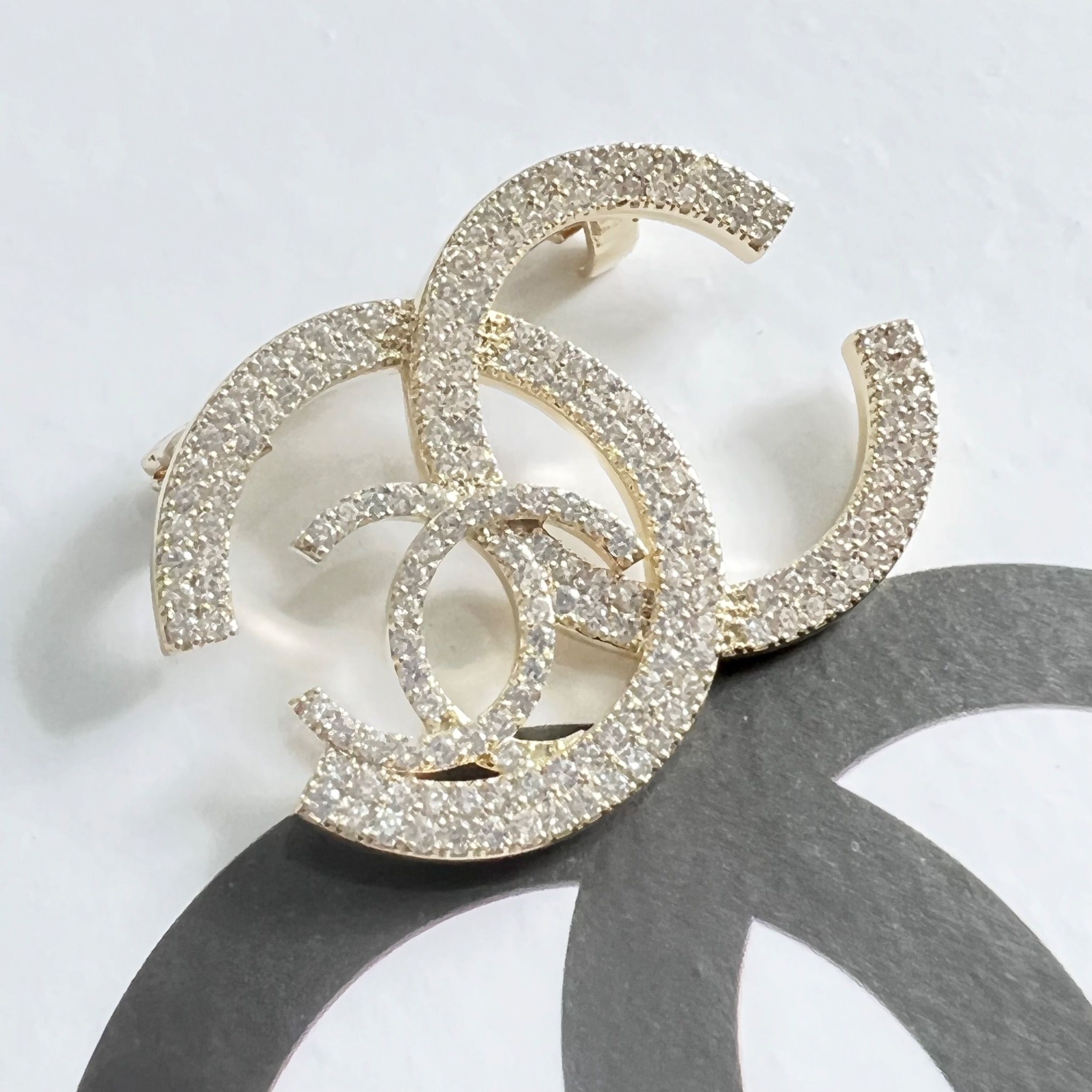 Cài Áo Nam, Nữ - Chanel Màu Vàng Pha Lê Trắng (DC)