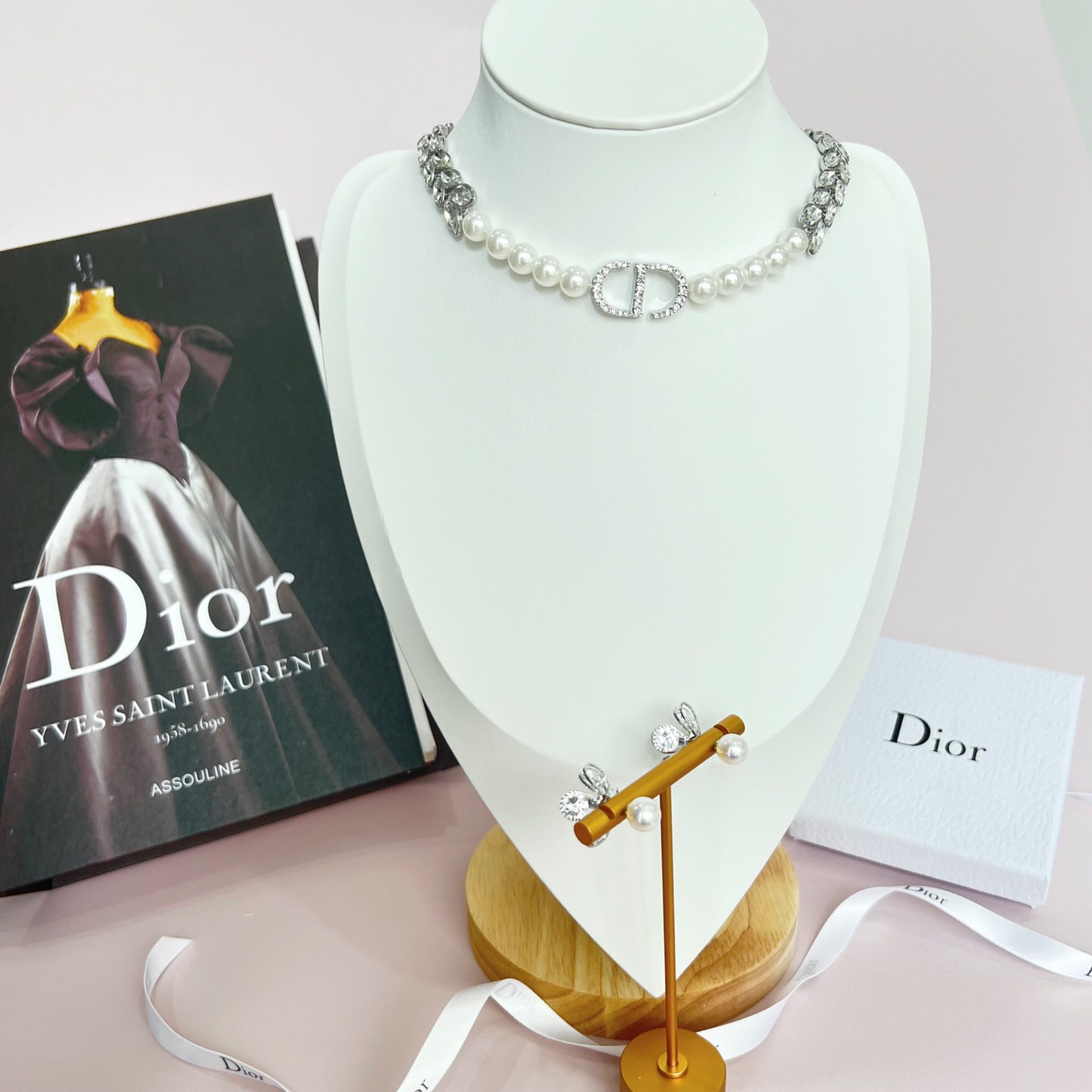 Bộ Trang Sức Dior Trắng - Vòng cổ Choker & Bông Tai Ngọc Trai, Pha Lê 2 Kiểu Đeo Quý Phái (AG)