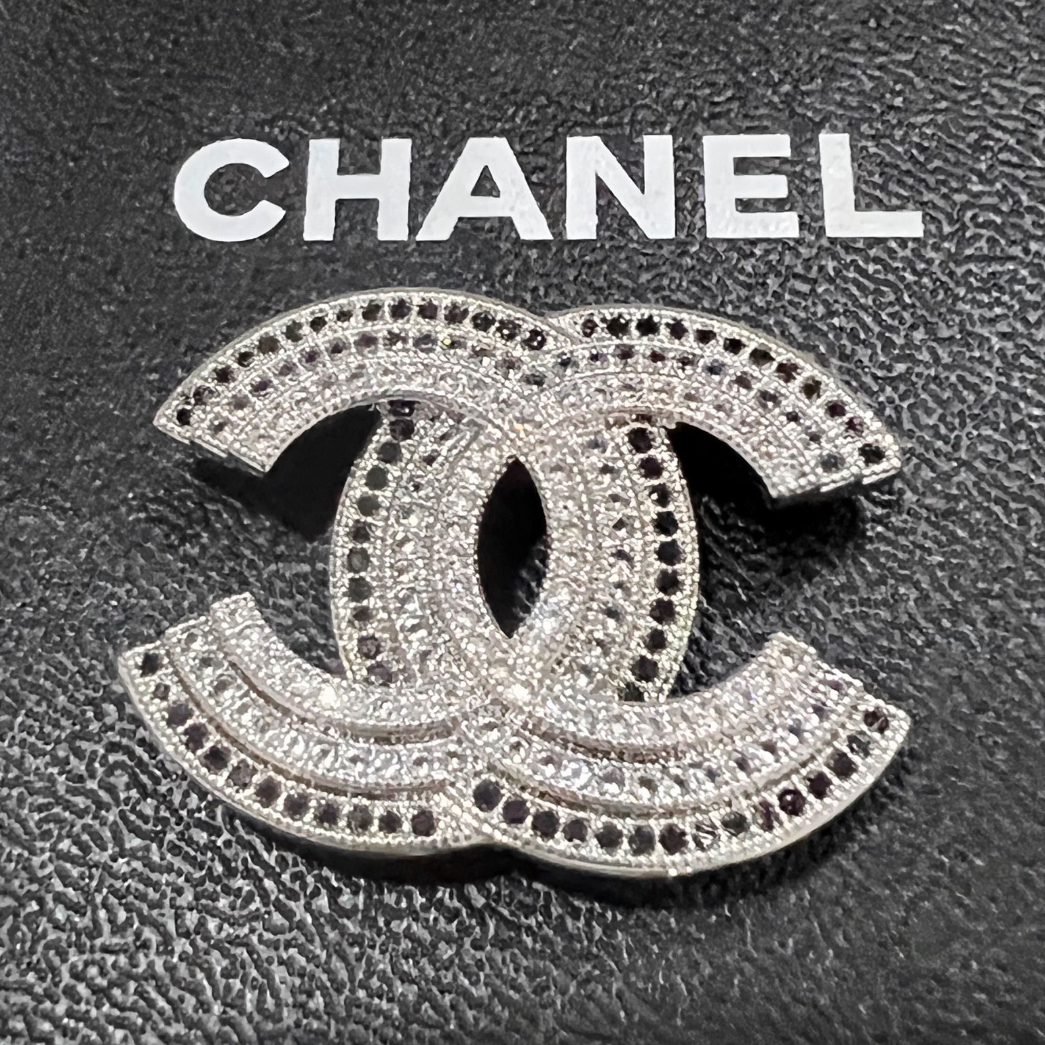 Cài Áo & Mặt Dây Chuyền - Chanel Pha Lê Đen & Trắng (CB)