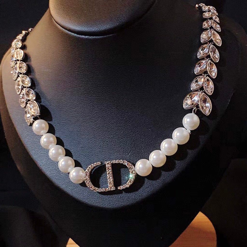 Bộ Trang Sức Dior Trắng - Vòng cổ Choker & Bông Tai Ngọc Trai, Pha Lê 2 Kiểu Đeo Quý Phái (AG)