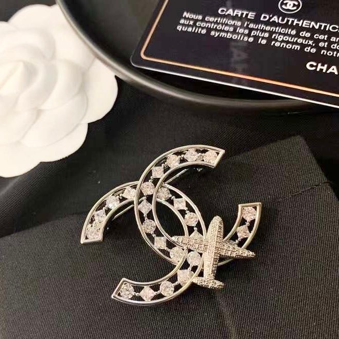 Cài Áo Chanel Máy Bay Màu Trắng Pha Lê (CO)