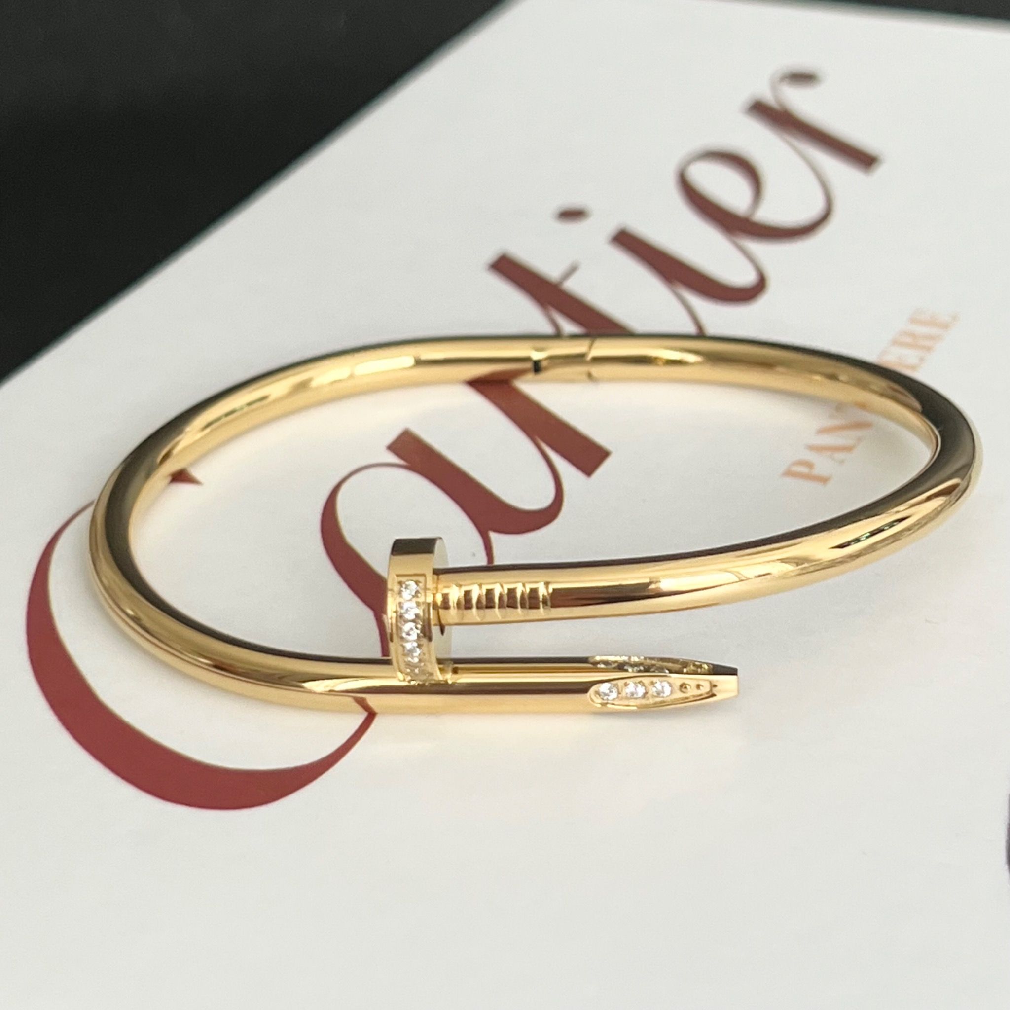 Vòng Tay Nam, Nữ TiTan Cao Cấp - Cartier Cây Đinh Màu Vàng Pha Lê Trắng (AI)