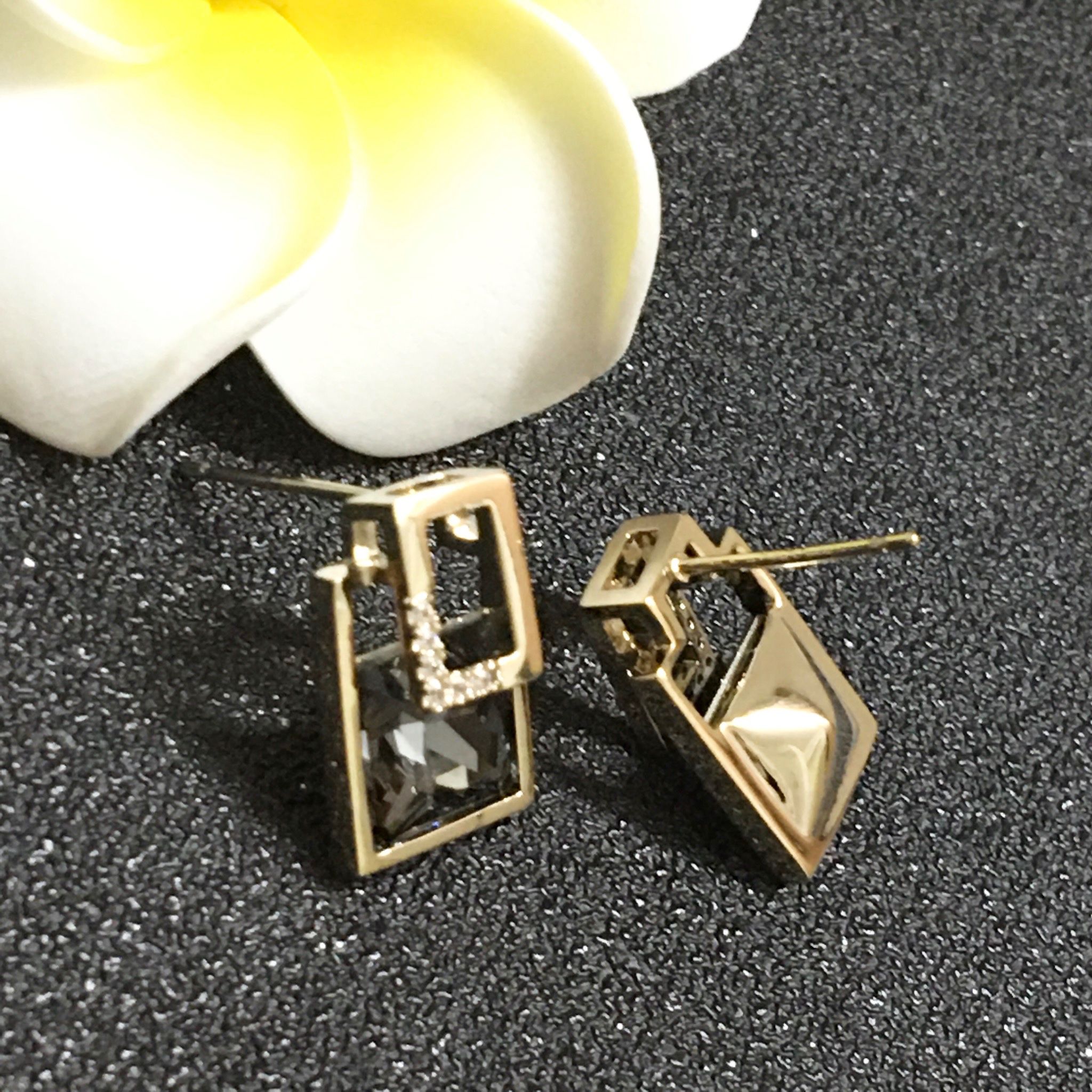 BÔNG TAI CHỮ NHẬT PHA LÊ ĐEN VÀ TRẮNG (AM)