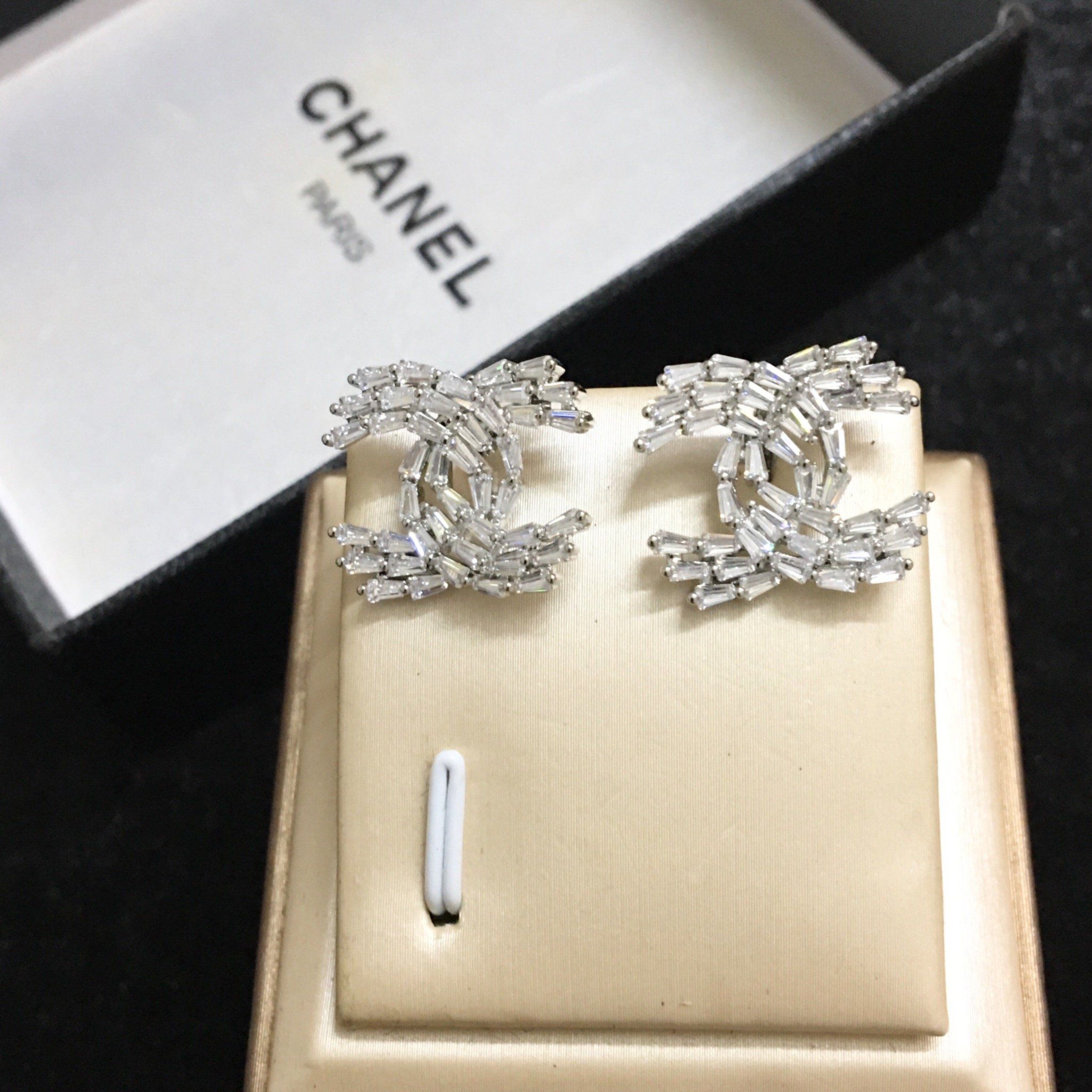 Bộ Trang Sức Chanel Trắng - Cài Áo & Bông Tai Pha Lê (AG)