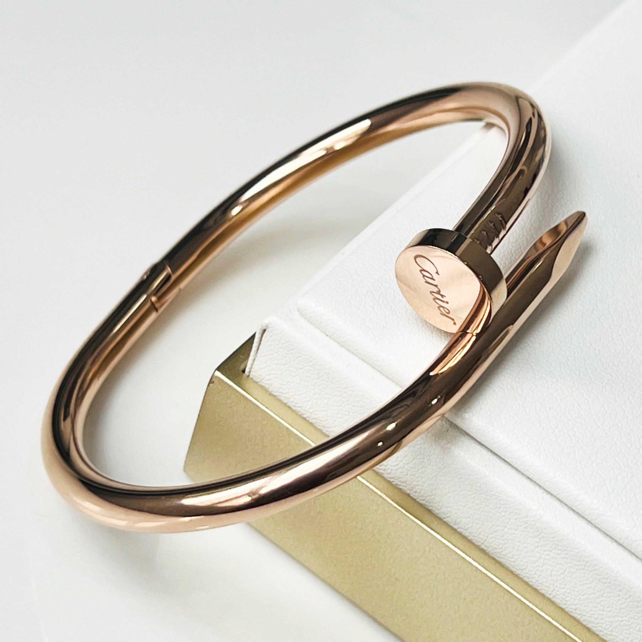 Vòng Tay Cặp Đôi Tình Yêu - Cartier Cây Đinh Màu Vàng Hồng Titan Cao Cấp (AK)