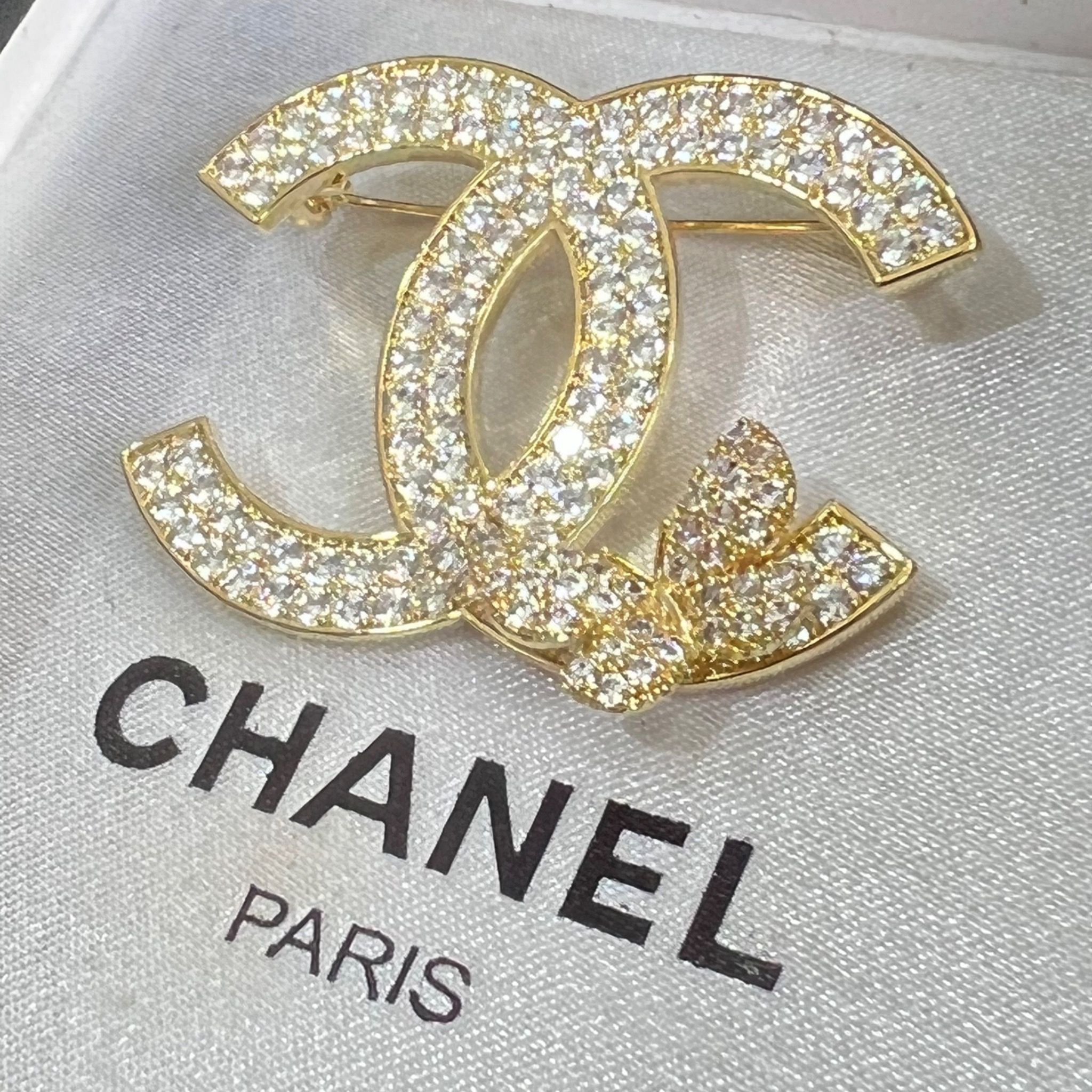 Cài Áo - Chanel & Con Bướm Màu Vàng Pha Lê Trắng (CR)