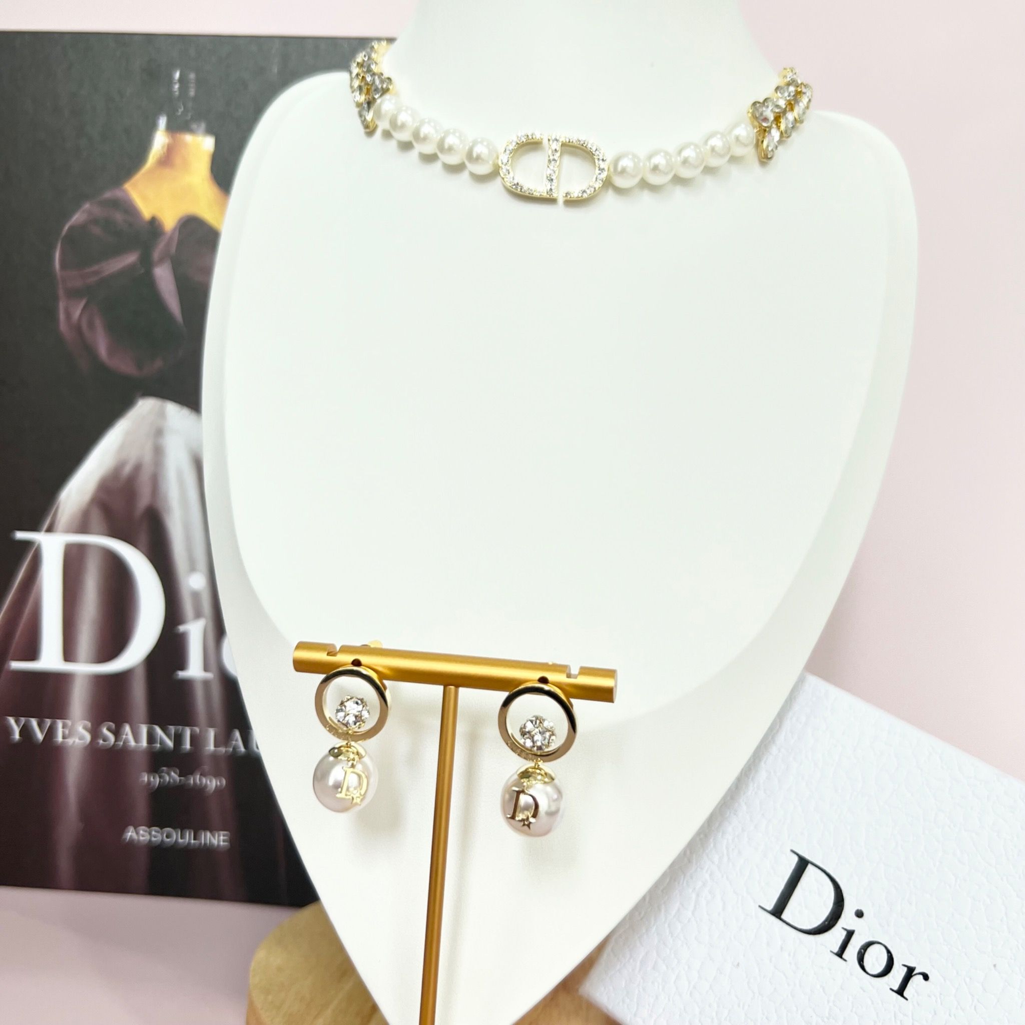 Bộ Trang Sức Dior Trắng - Vòng cổ Choker & Bông Tai Ngọc Trai, Pha Lê 6 Kiểu Đeo Quý Phái (AM)