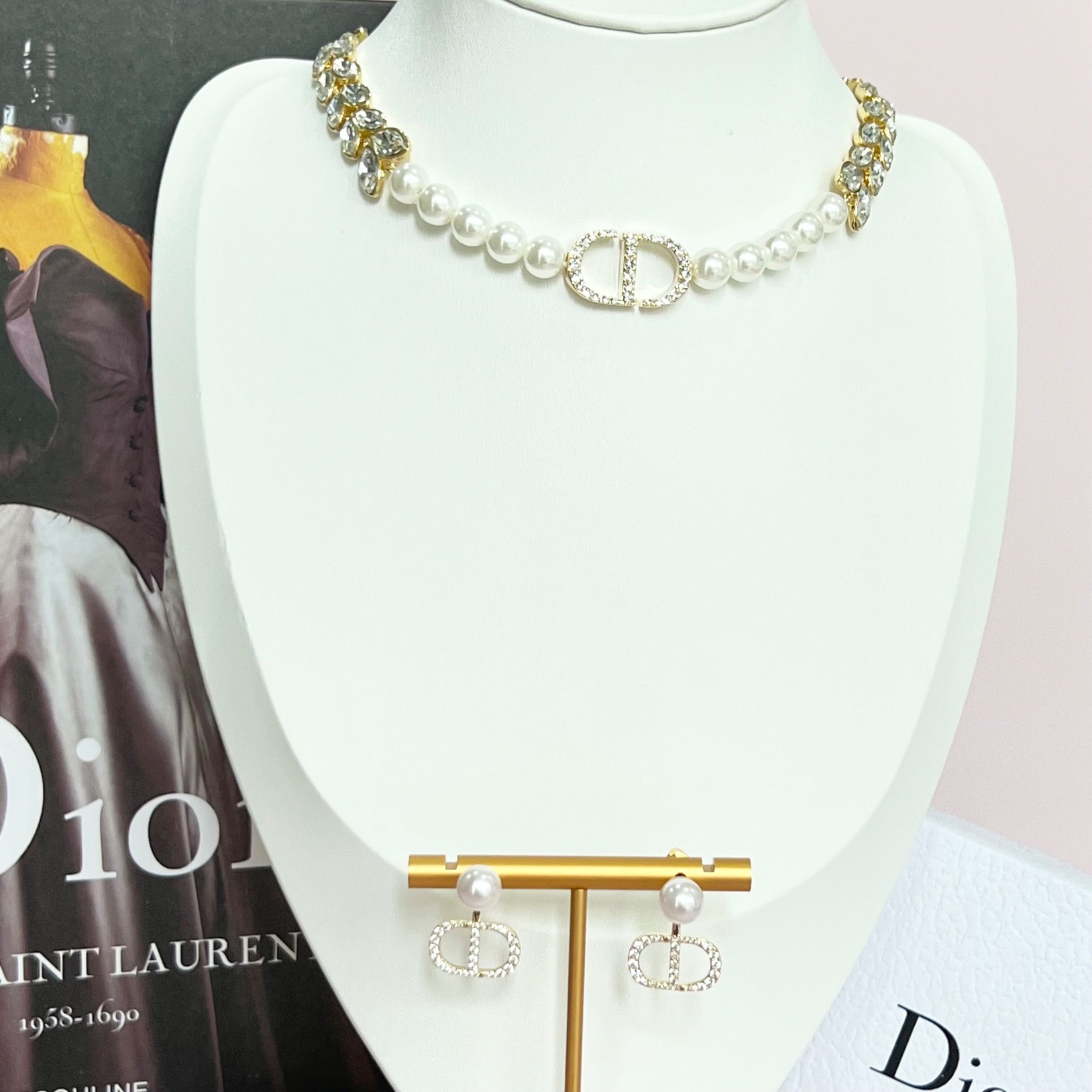 Bộ Trang Sức Dior Vàng - Vòng cổ Choker & Bông Tai Ngọc Trai, Pha Lê 3 Kiểu Đeo Quý Phái (AI)