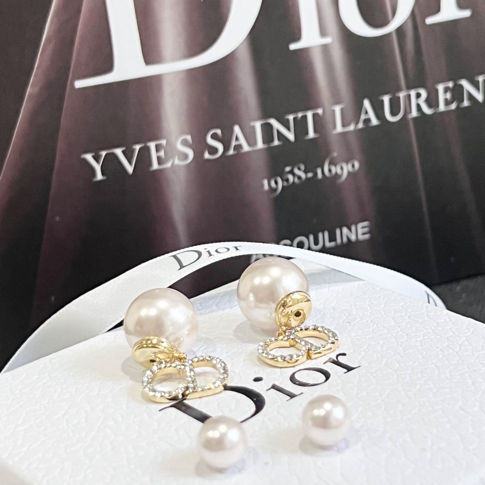Bông Tai Dior Màu Vàng Ngọc Trai & Pha Lê Trắng (AM) - Có 3 Kiểu Đeo
