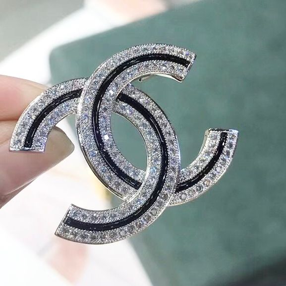 Cài Áo Chanel Màu Trắng Đen Pha Lê (BA)