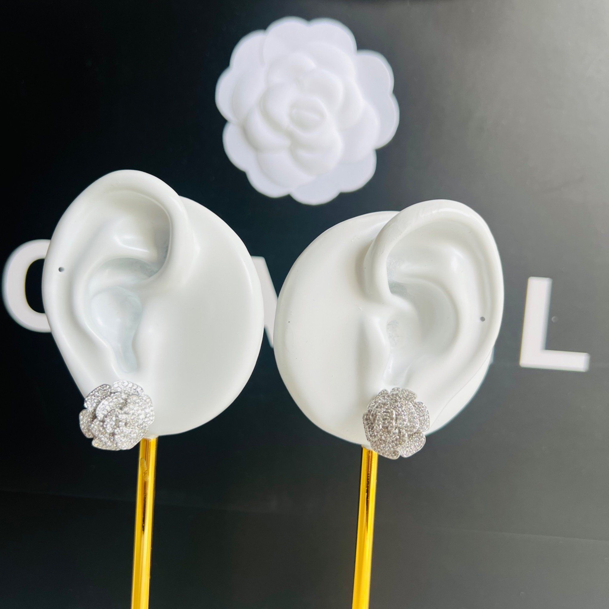 Bộ Trang Sức Hoa Trà Chanel Trắng - Cài Áo & Bông Tai Pha Lê (AJ)