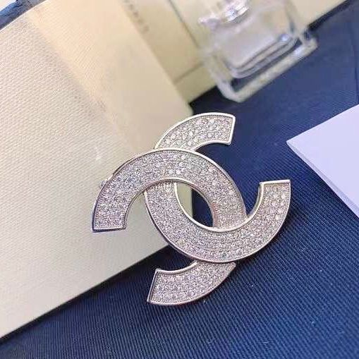 Cài Áo Nam, Nữ - Cha.nnel Màu Trắng Pha Lê (BB)