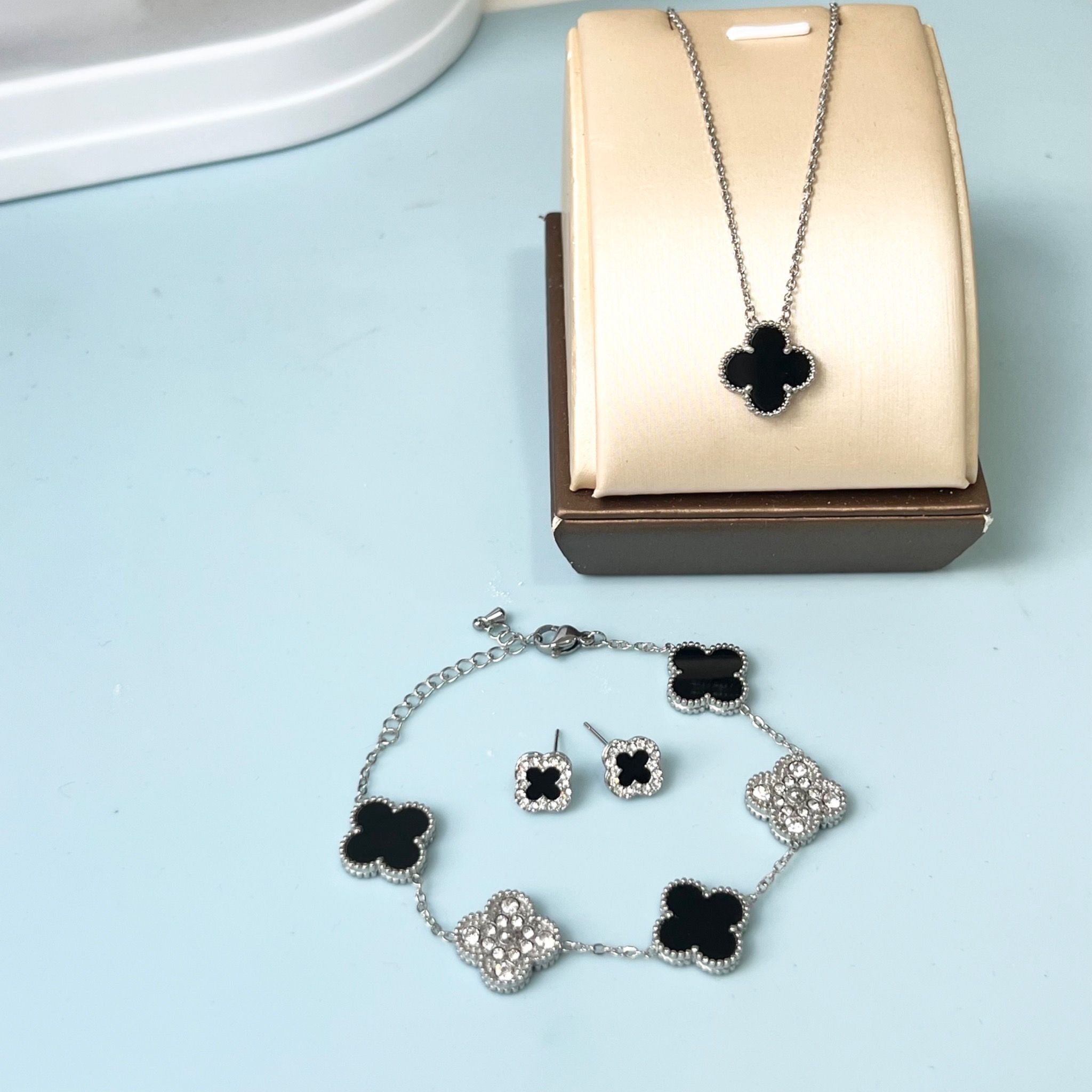 Bộ Trang Sức Cỏ 4 Lá May Mắn Trắng Đen Size 1cm - Dây Chuyền, Vòng Tay & Bông Tai Pha Lê (AN)