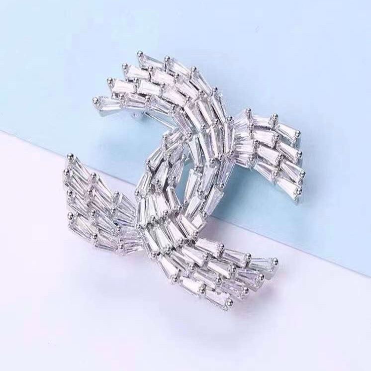 Cài Áo Nam, Nữ - Chanel Lưới Size To Màu Trắng Pha Lê (AJ)