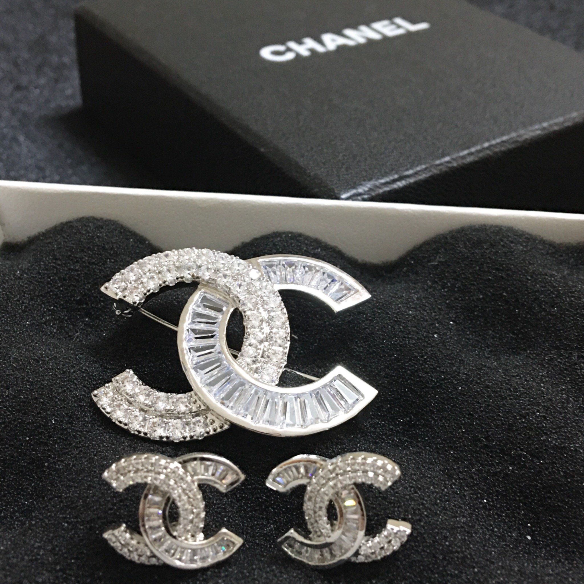 Bộ Trang Sức Chanel Trắng - Cài Áo & Bông Tai Pha Lê (AH)