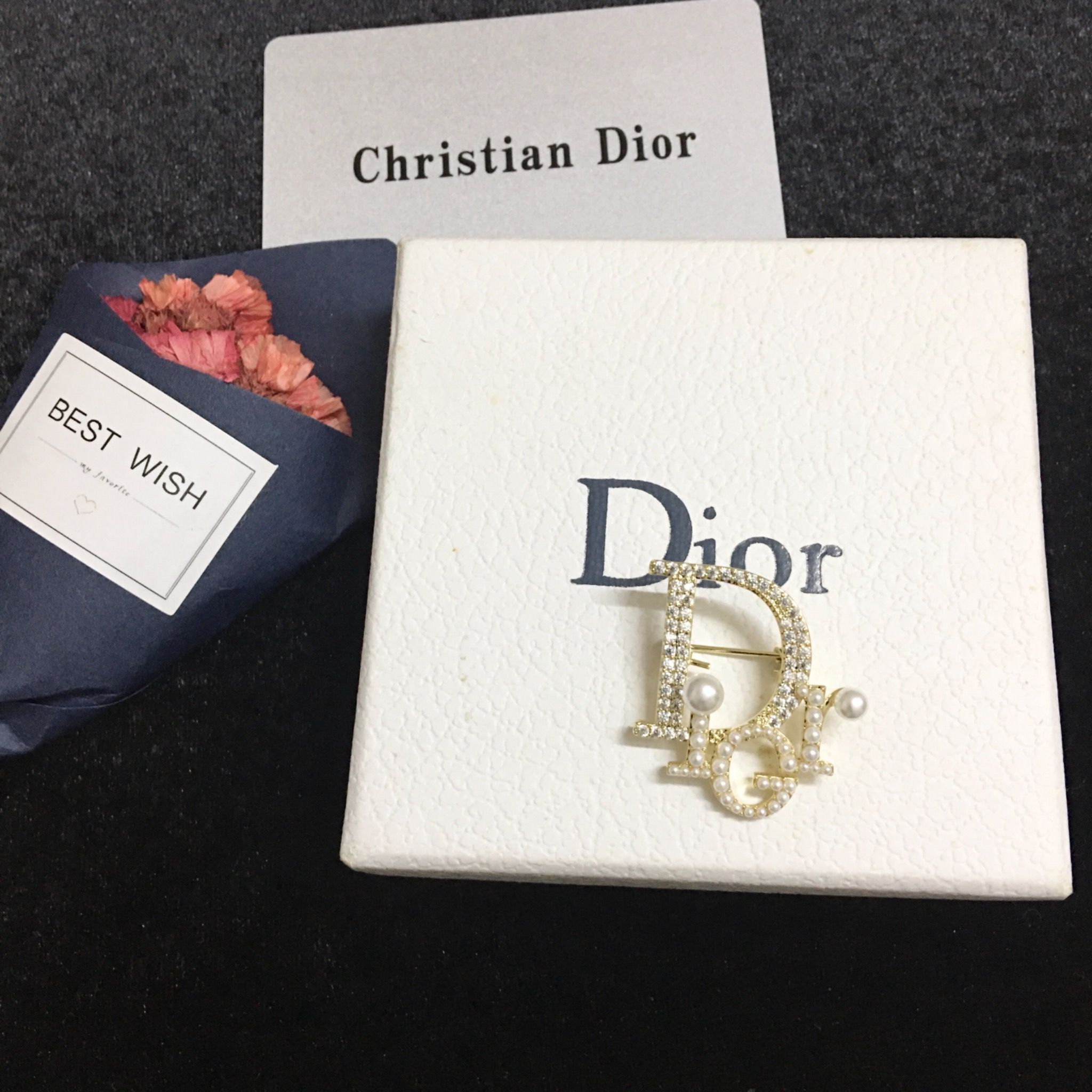 Cài Áo Nam, Nữ - Dior Màu Vàng Ngọc Trai & Pha Lê Trắng (AI)