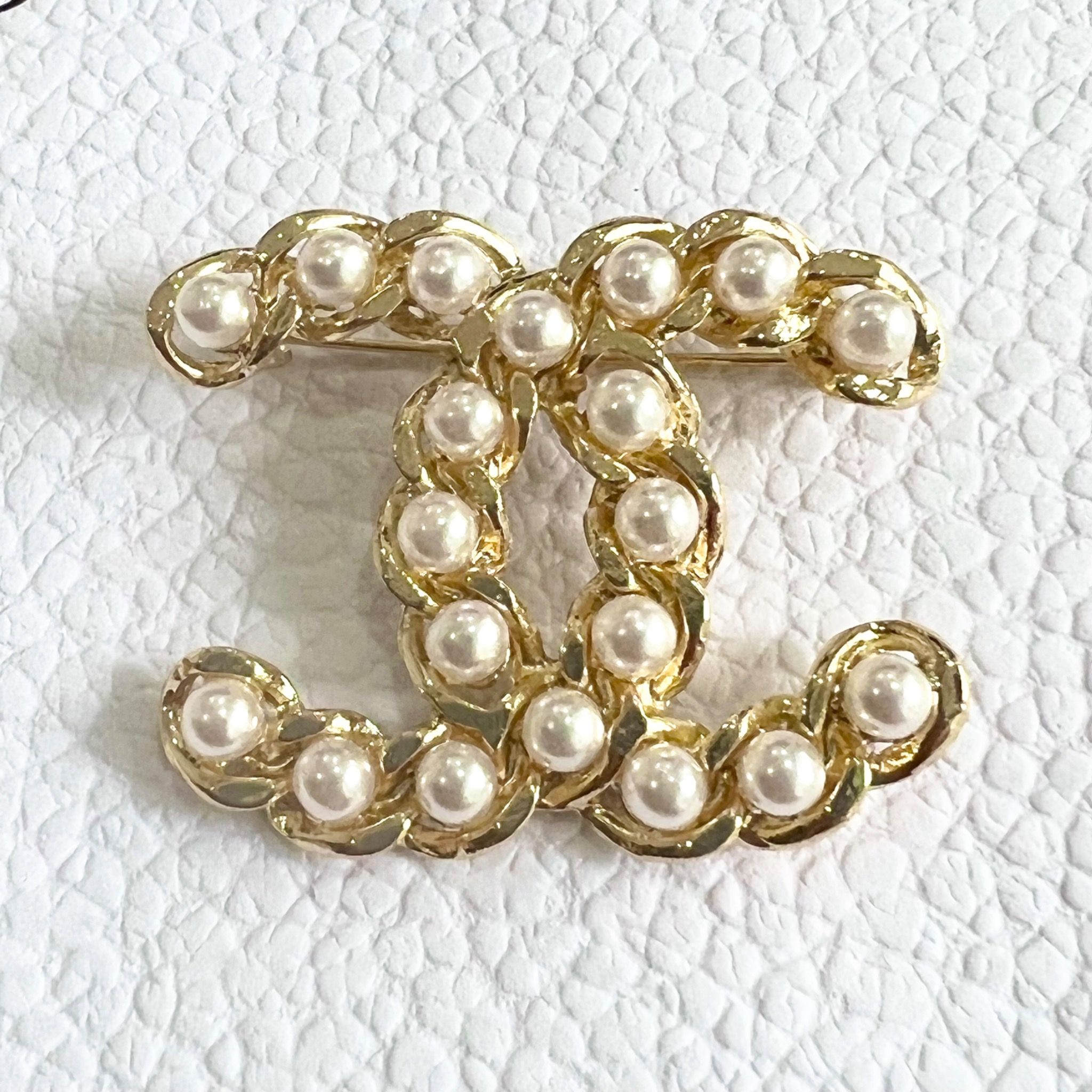 Cài Áo Nam, Nữ - Chanel Màu Vàng Ngọc Trai Trắng (BX)
