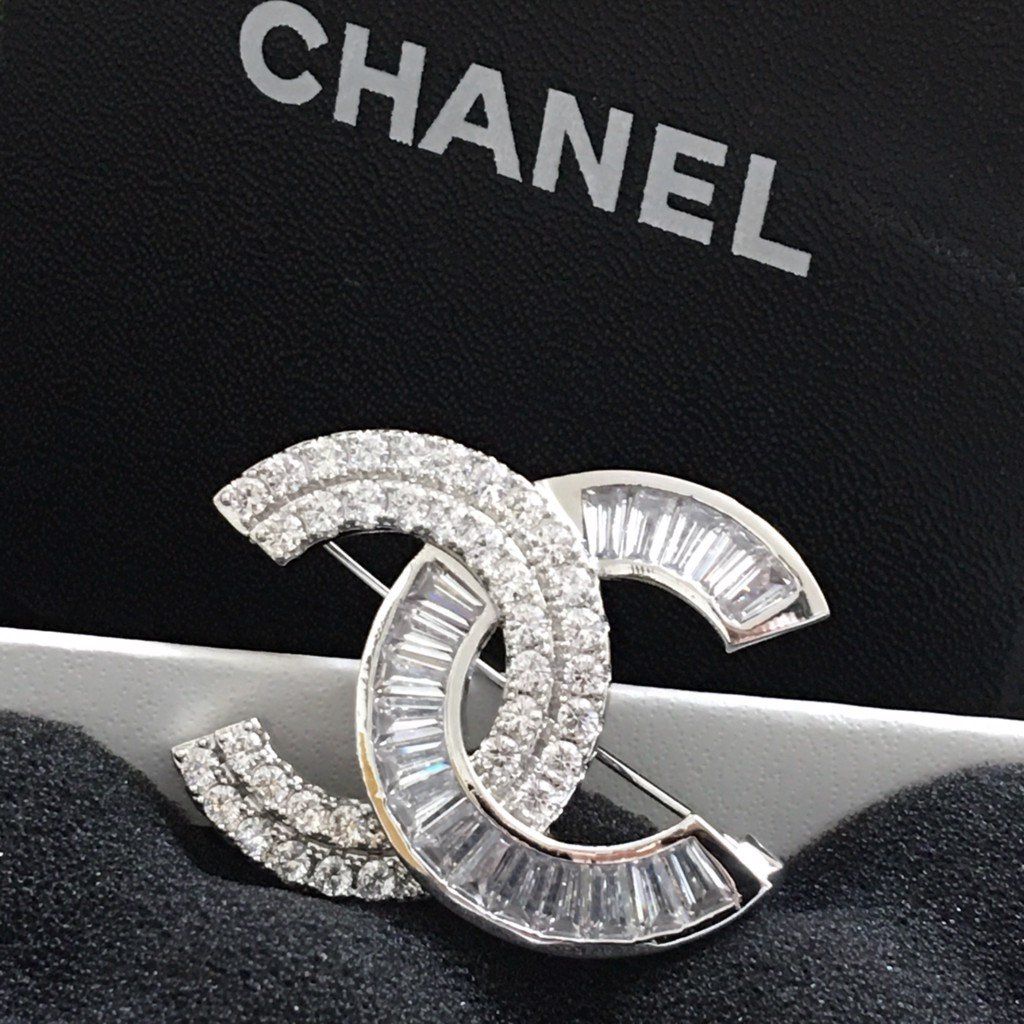 Cài Áo Chanel Màu Trắng Pha Lê (AG)