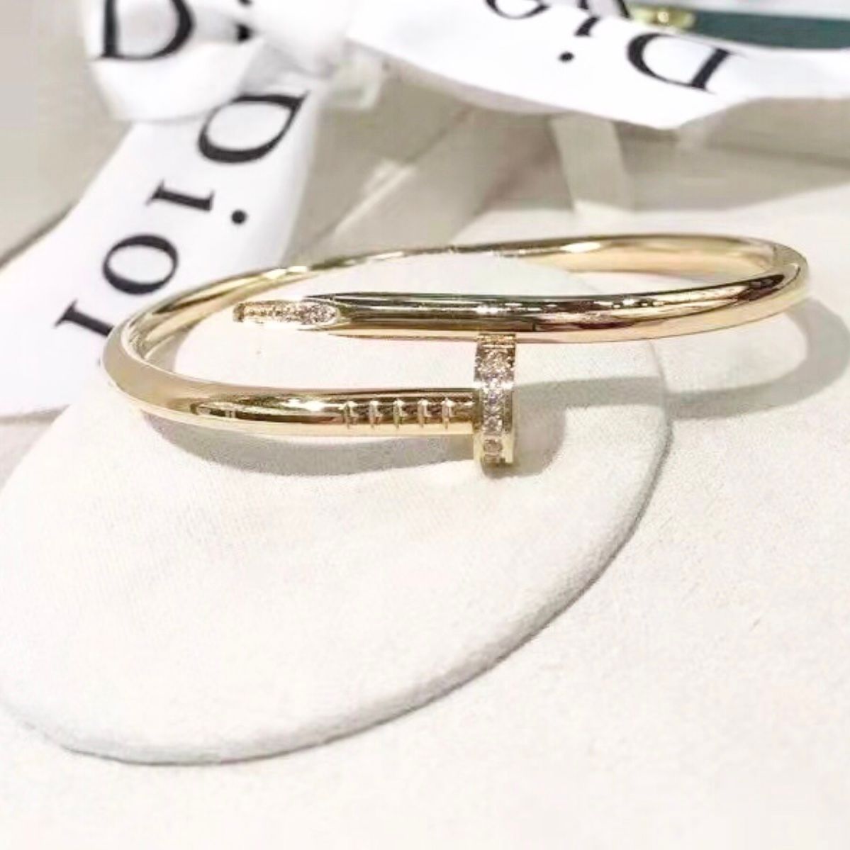 Vòng Tay Nam, Nữ TiTan Cao Cấp - Cartier Cây Đinh Màu Vàng Pha Lê Trắng (AI)