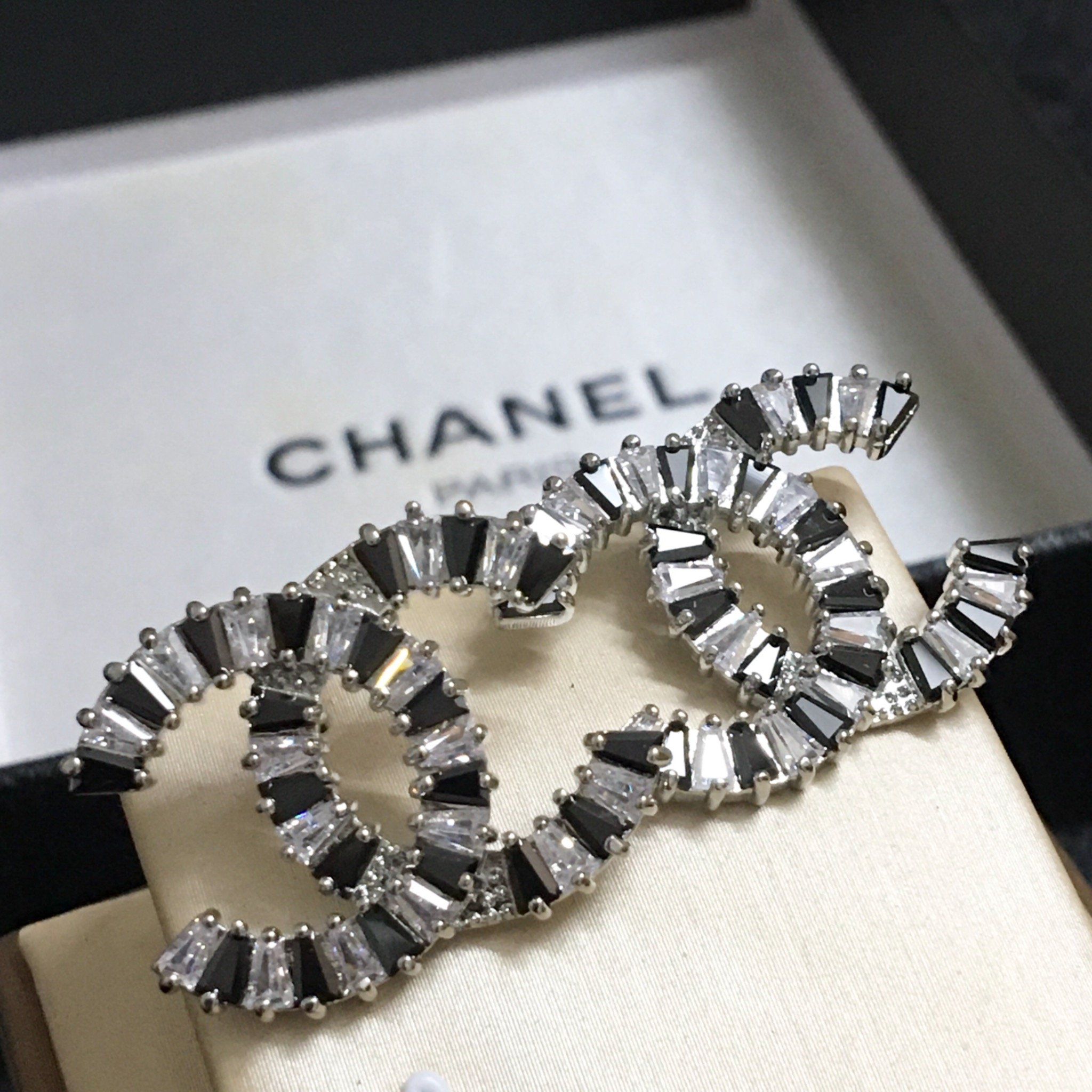 Bông Tai Chanel Bản To Màu Trắng Pha Lê Đen & Trắng (BT)