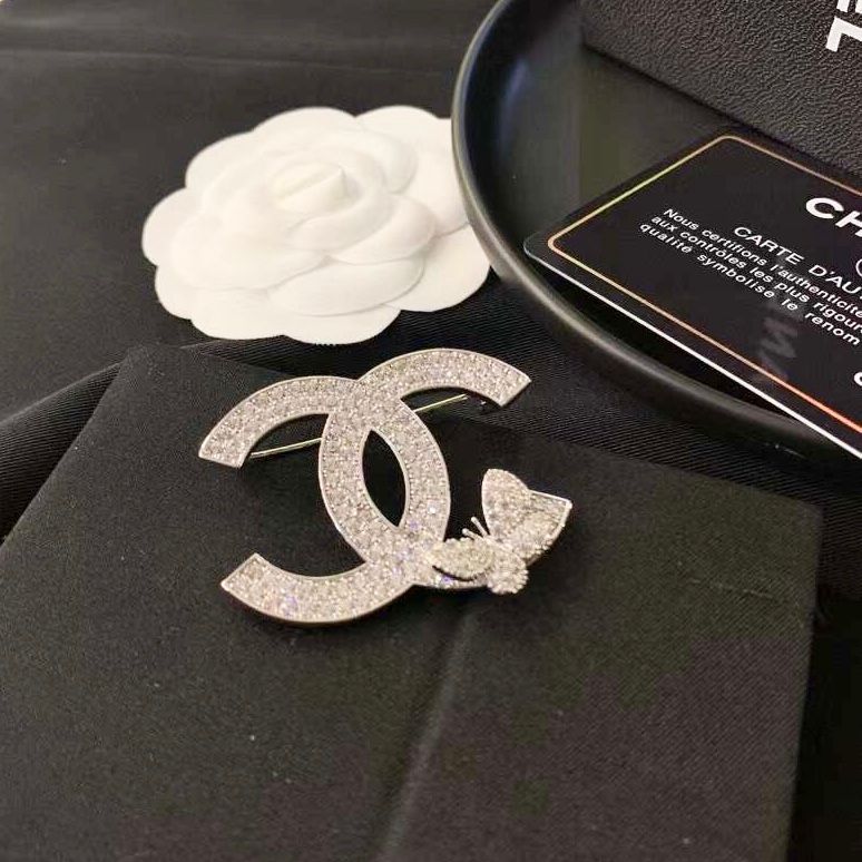 Cài Áo Chanel & Con Bướm Màu Trắng Pha Lê (CQ)