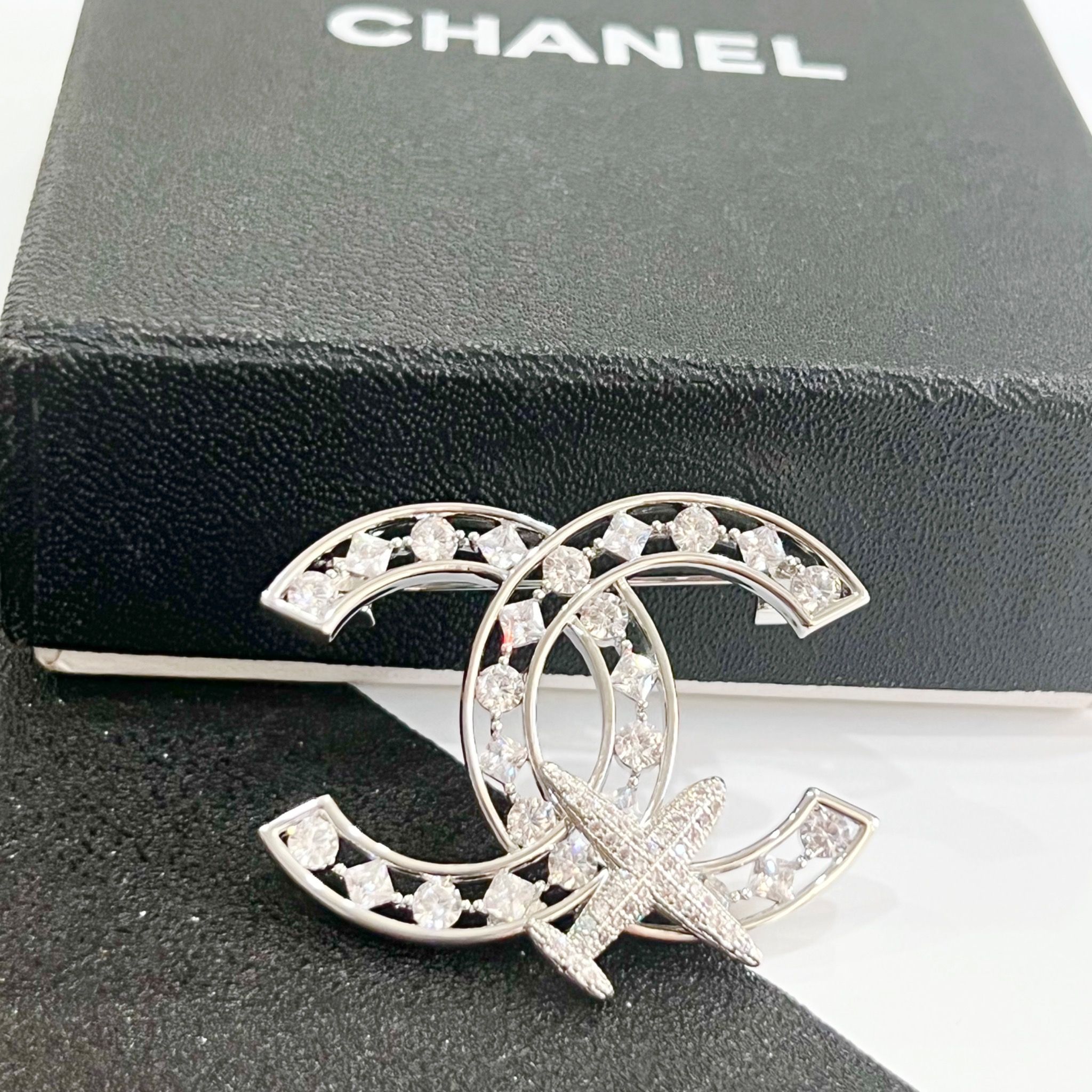 Cài Áo Chanel Máy Bay Màu Trắng Pha Lê (CO)