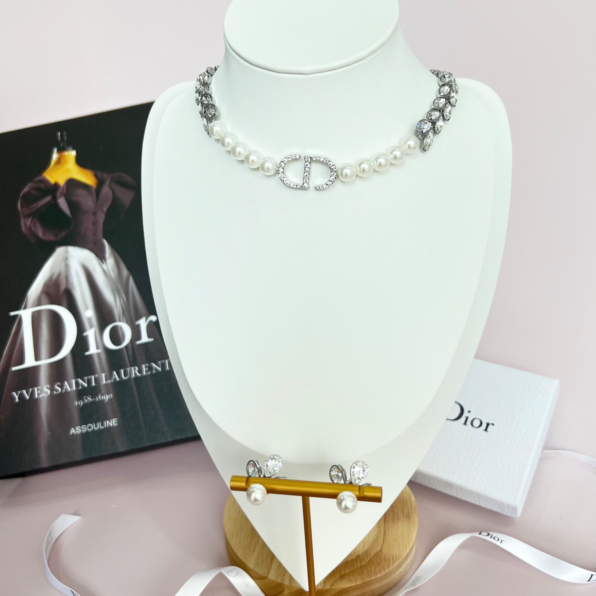 Bộ Trang Sức Dior Trắng - Vòng cổ Choker & Bông Tai Ngọc Trai, Pha Lê 2 Kiểu Đeo Quý Phái (AG)