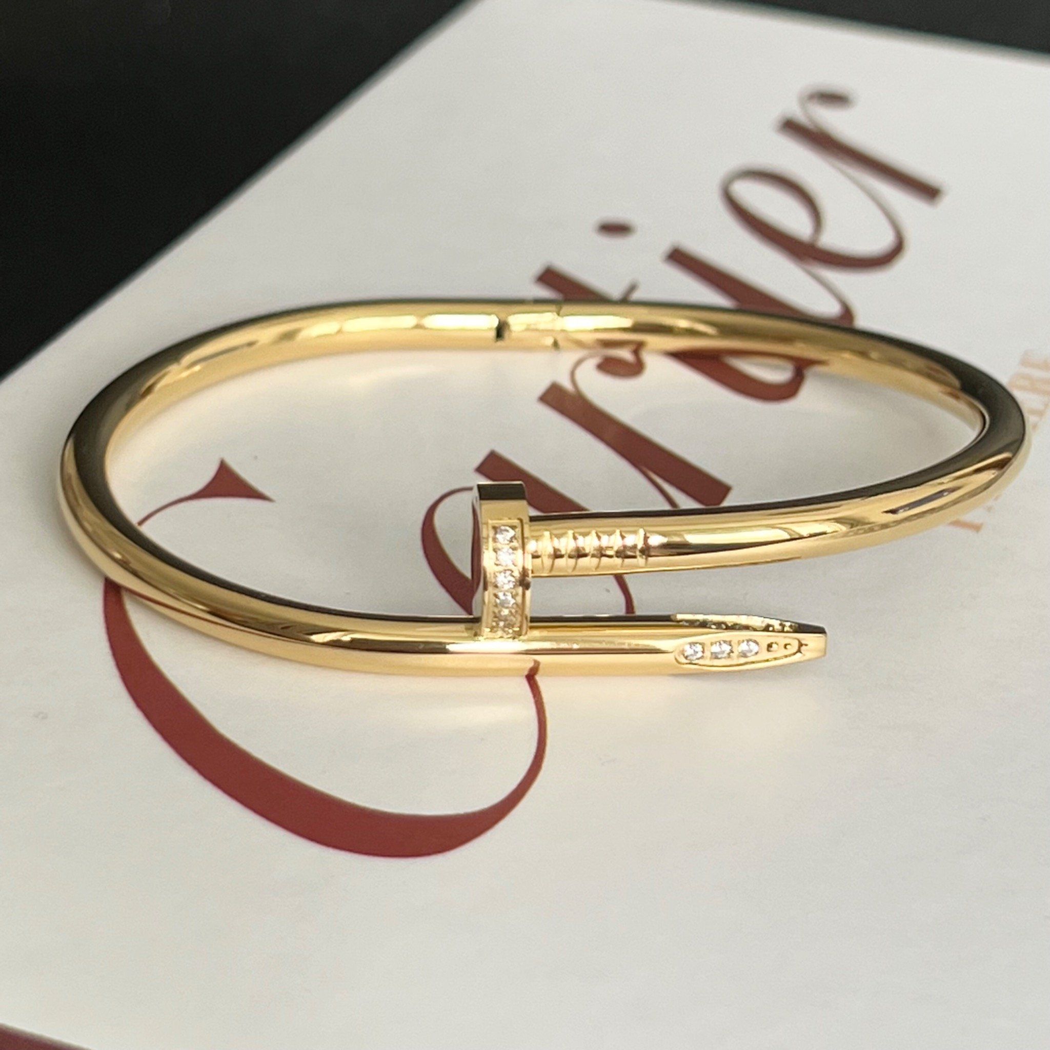 Vòng Tay Nam, Nữ TiTan Cao Cấp - Cartier Cây Đinh Màu Vàng Pha Lê Trắng (AI)
