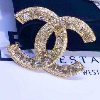 Cài Áo Nam, Nữ - Chanel Màu Vàng Bản To Pha Lê Trắng (CG)