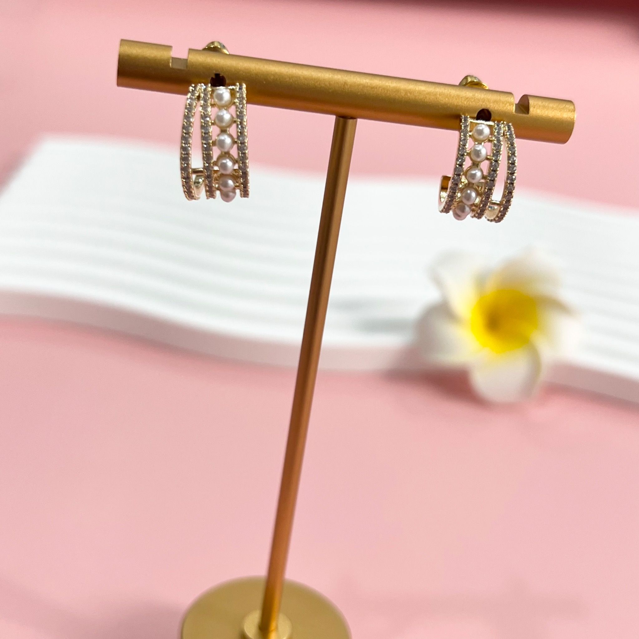 Bông Tai Nửa Vòng Tròn Màu Vàng Ngọc Trai & Pha Lê Trắng (AM)