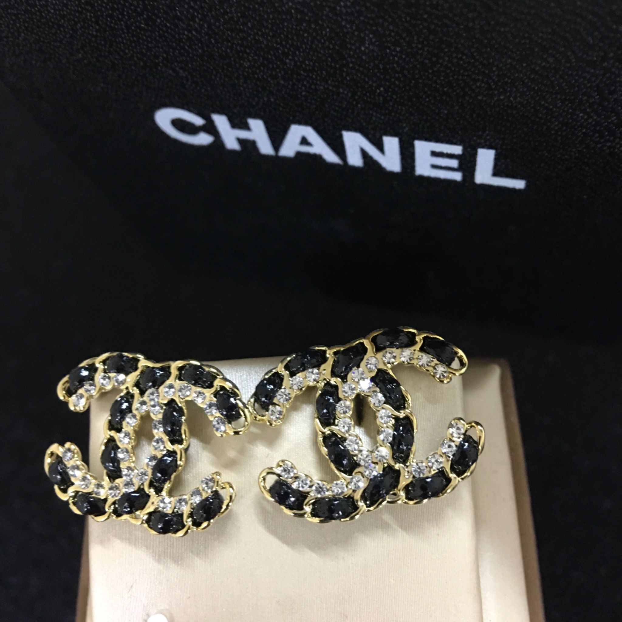 Bông Tai Chanel Bản To Màu Vàng Pha Lê Trắng (BE)