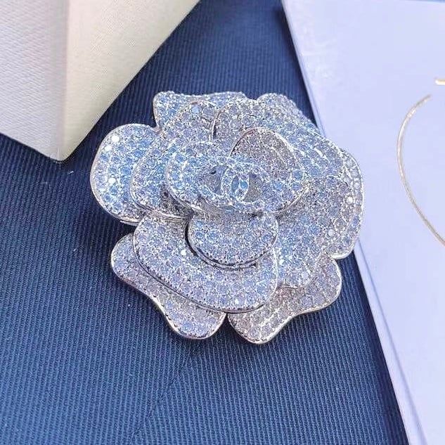 Bộ Trang Sức Hoa Trà Chanel Trắng - Cài Áo & Bông Tai Pha Lê (AJ)